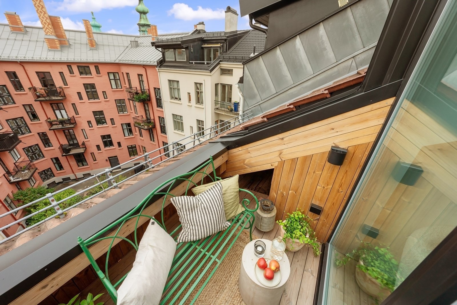 Plass til utemøbler og blomster. Lys og stikkontakter montert. Galleribilde