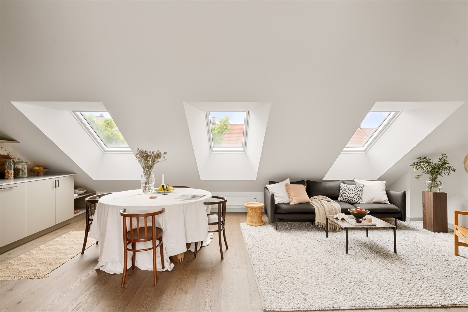 3 store takvinduer mot sydøst slipper inn godt med naturlig lys, året rundt. Galleribilde