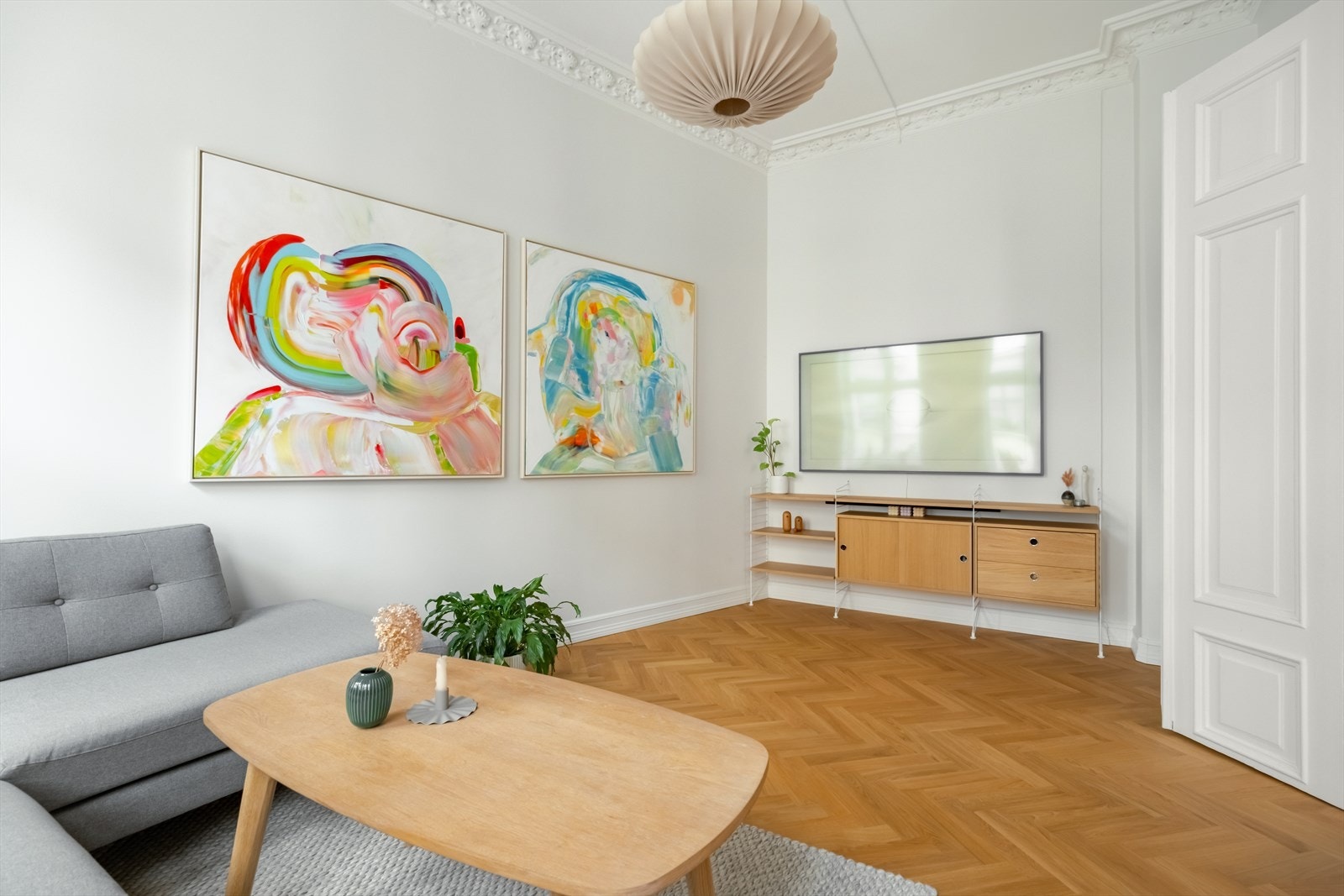 På gulvet er det lagt et flott hellimt tregulv i fiskeben fra 2021, som står i stil til veggflater malt i en lys og fin fargetone. Galleribilde