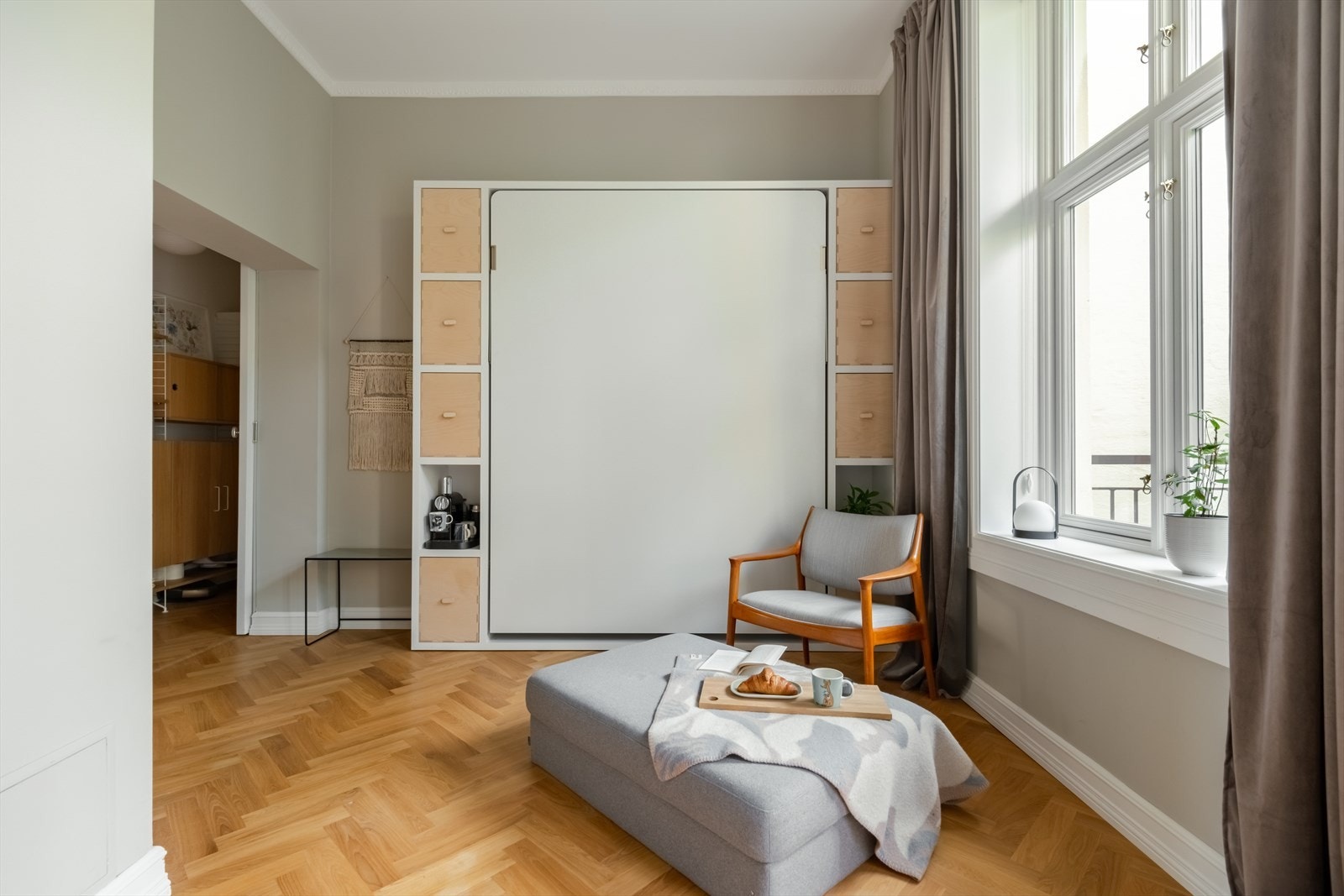 Det er god oppbevaringsplass i hyller og plassbygd garderobeskap. Galleribilde