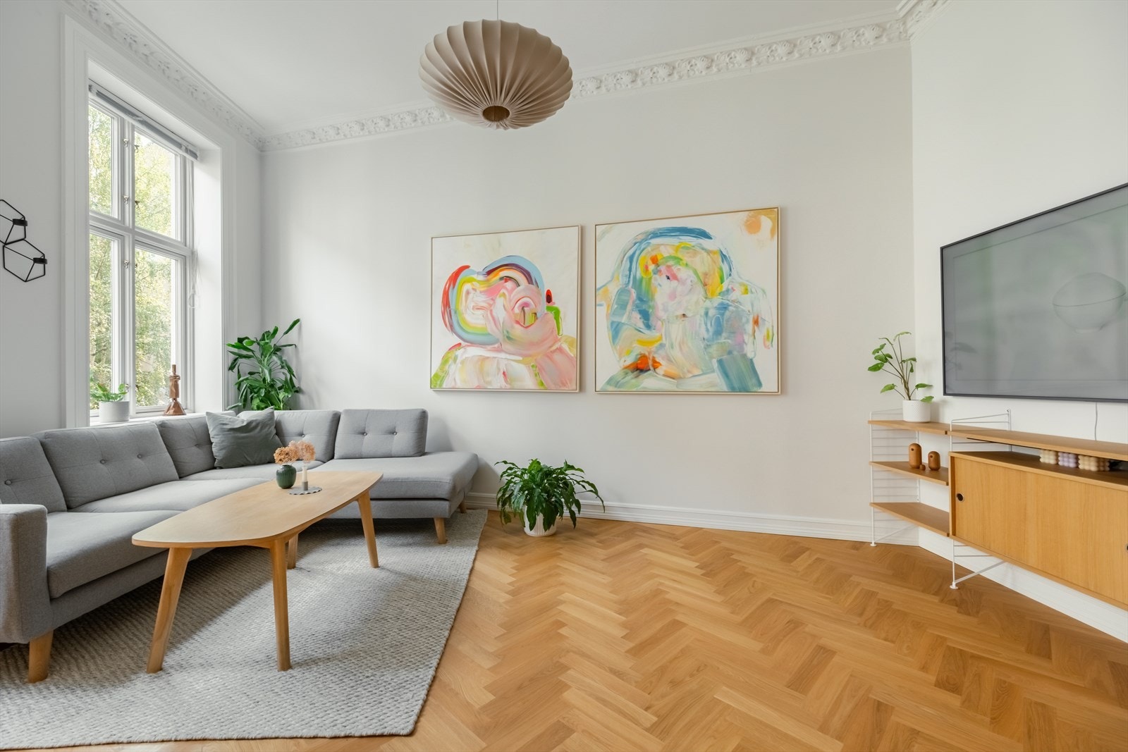 Takhøyden på ca. tre meter bidrar til en herlig atmosfære, og i himlingen har stuen vakker rosett og nydelig stukkatur. Galleribilde