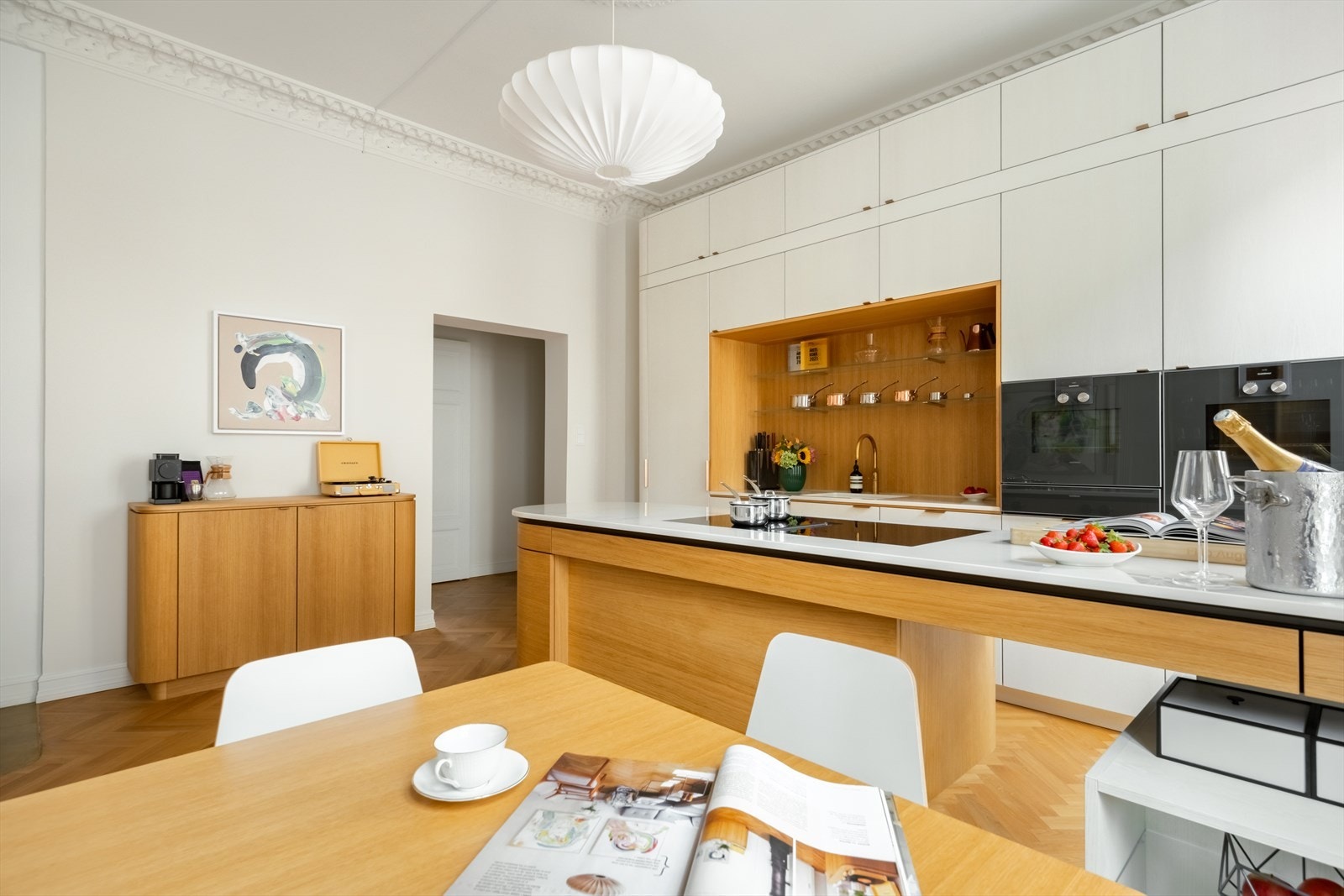 Her er det god plass til å samle venner og familie til et hyggelig måltid rundt et langbord. Galleribilde