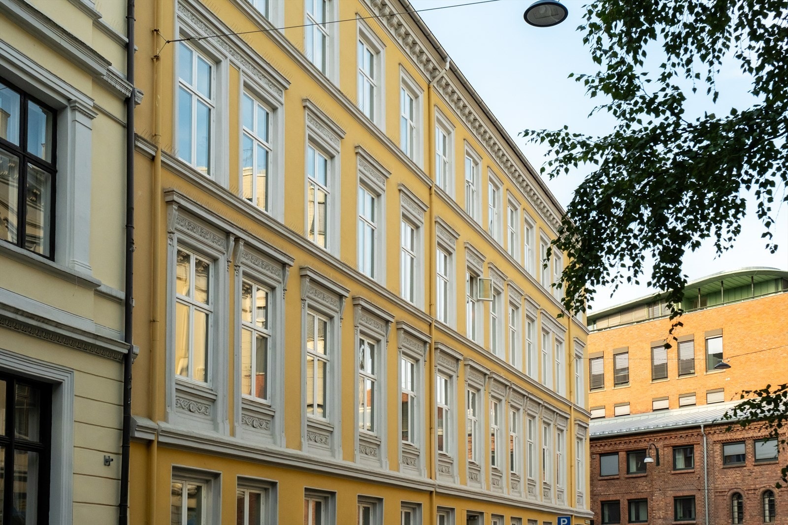Her har du muligheten til å bo i et urbant, populært og særdeles sentralt boligområde i Homansbyen i Oslo, rett ved alle bymessige fasiliteter og gode rekreasjonsområder. Galleribilde