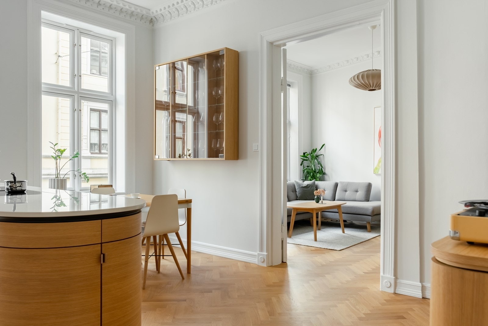 Et virkelig flott kjøkken ligger i eget rom, med svært god takhøyde. Galleribilde