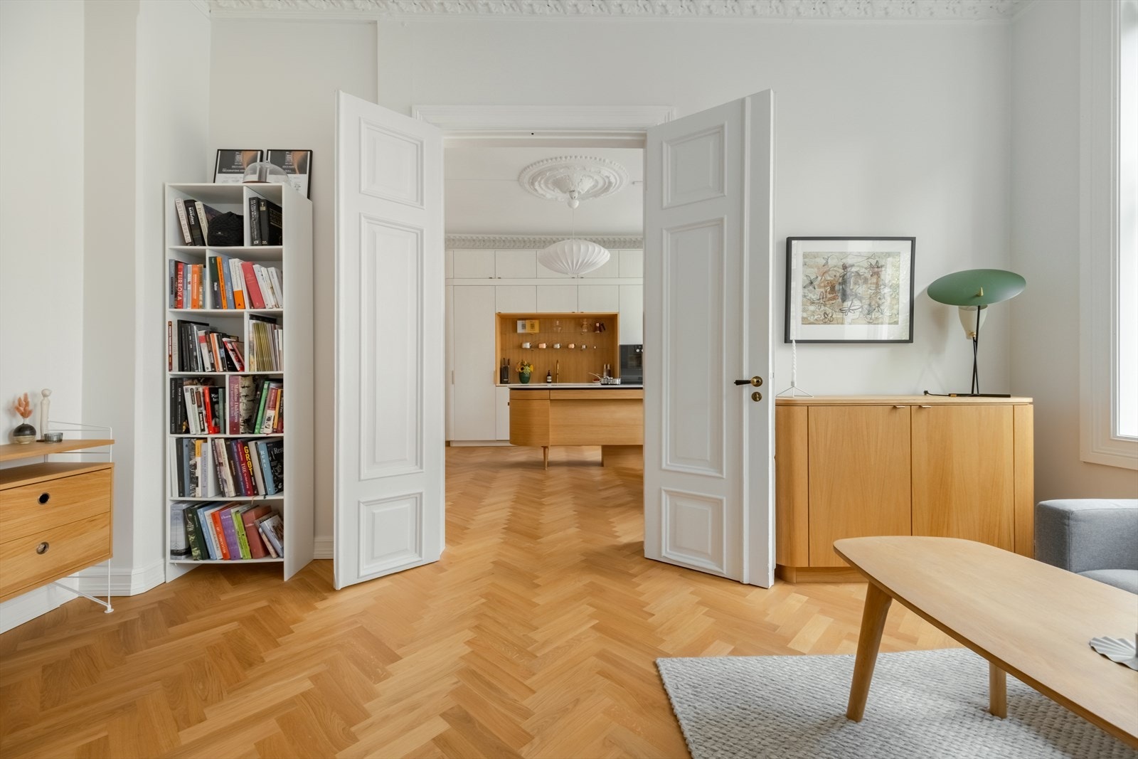 Dobbel fløydør fra stuen og inn til kjøkkenet. Galleribilde