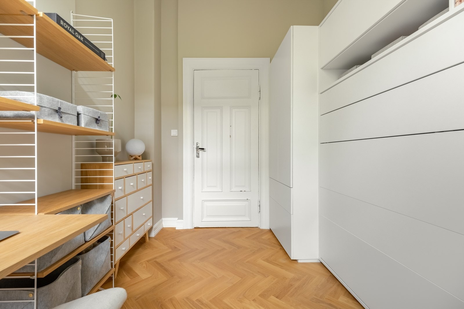 Begge soverommene er har tregulv i fiskeben og store krysspostvinduer. Det er etablert opplegg for vaskemaskin i plassbygget skap på rommet. Galleribilde