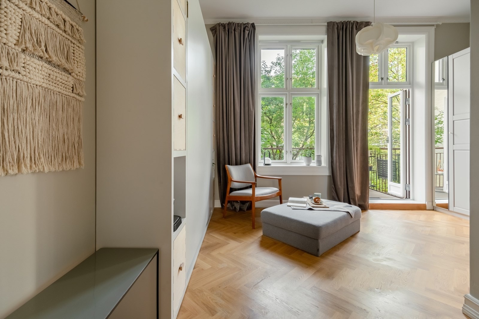 Leiligheten har to store, luftige og stilfulle soverom malt i lyse fargetoner. Galleribilde