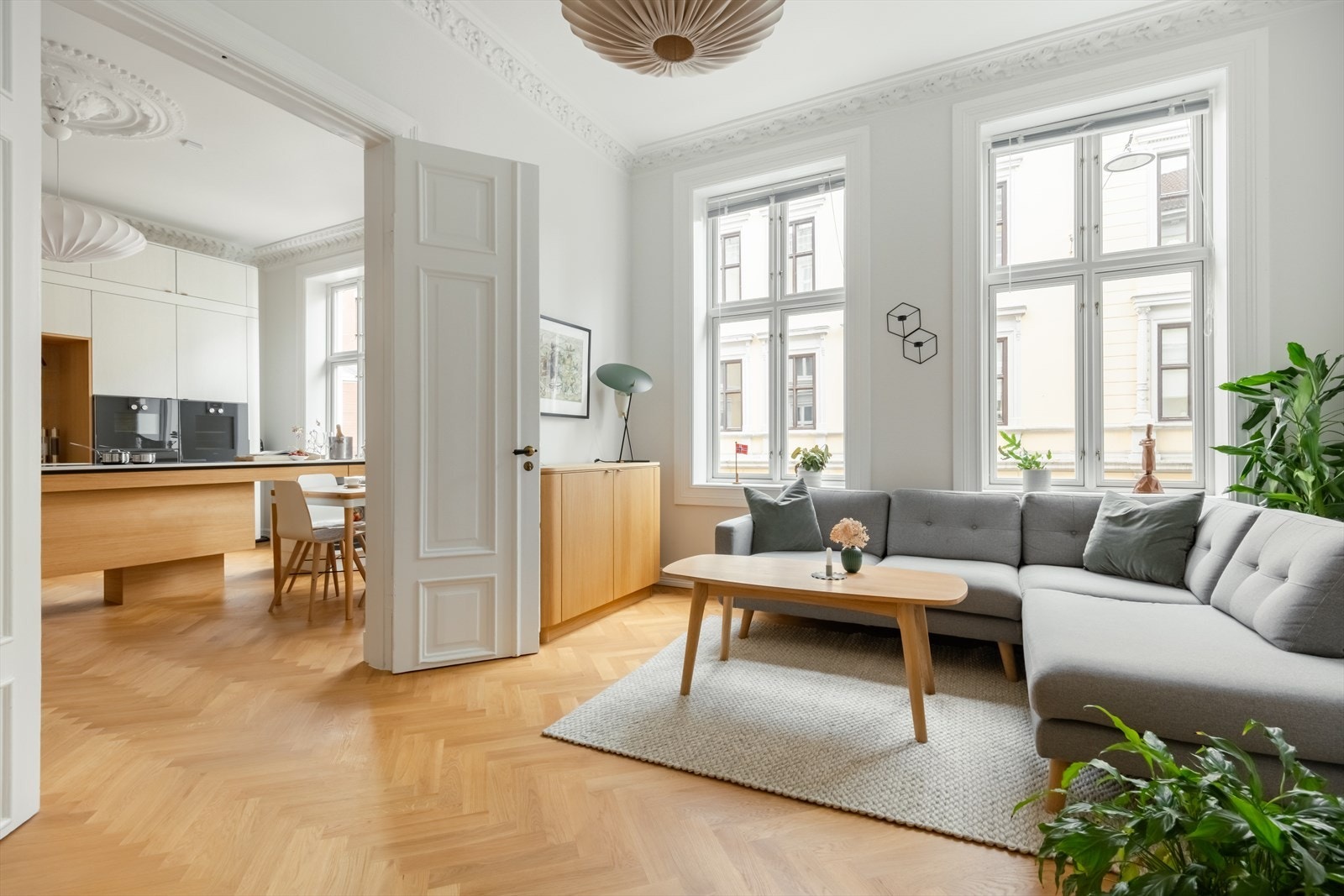 Vi har gleden av å presentere denne lekre og unike leiligheten i en klassisk bygård fra 1893! Galleribilde