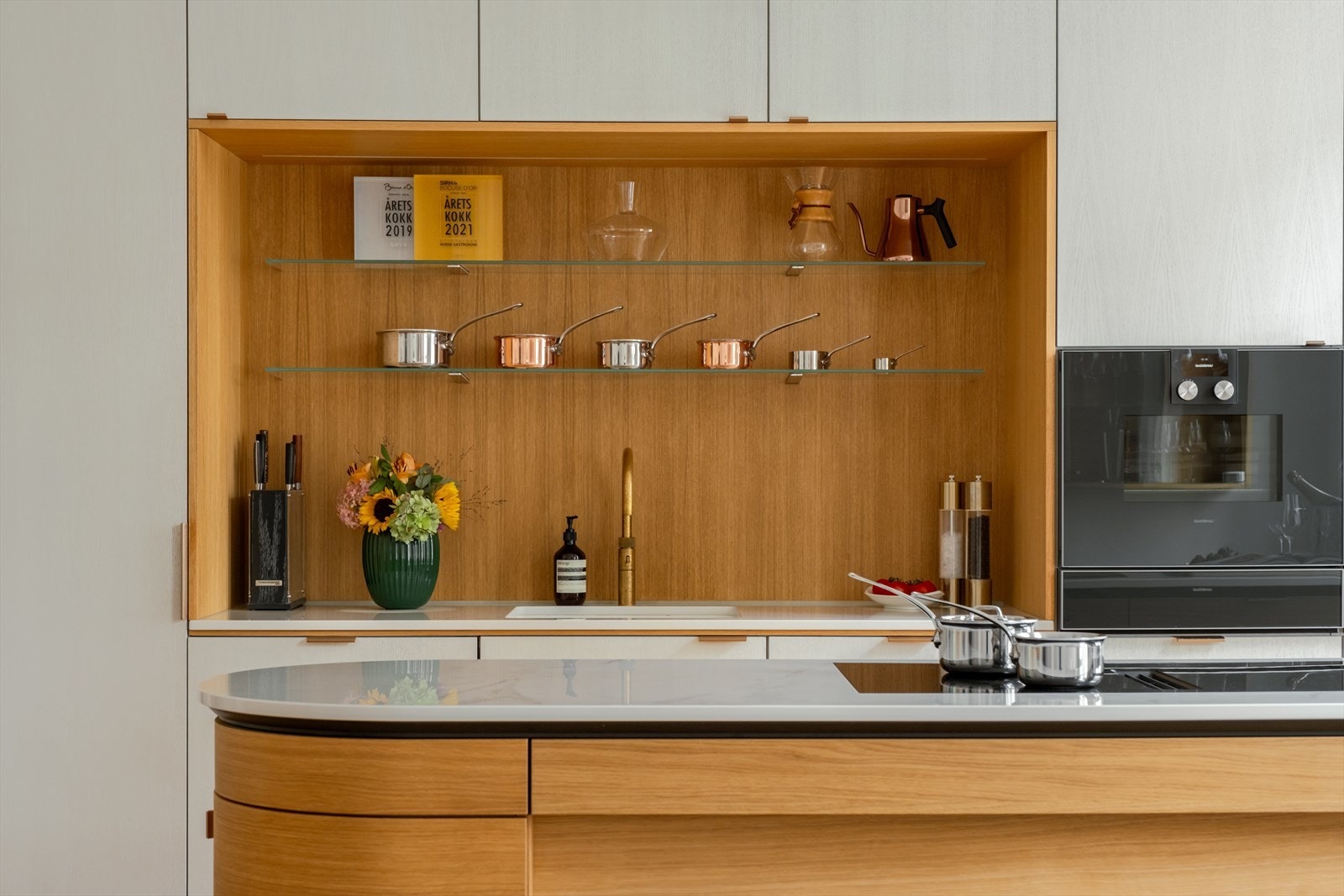 Selve innredningen er fra Evi og ble oppført i 2022, med eikefronter, store høyskap, underlimt oppvaskkum og Dekton benkeplate i stein. Galleribilde