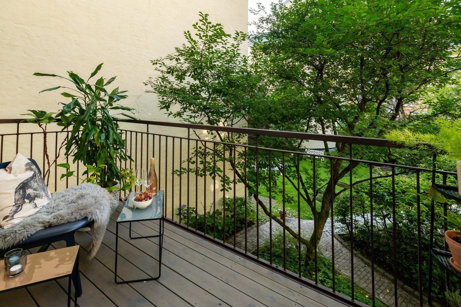 Leiligheten har en hyggelig balkong på ca. 5 m² med utsyn mot den sjarmerende bakgården. Her kan man kan plukke kirsebær direkte fra balkongen på våren. Galleribilde