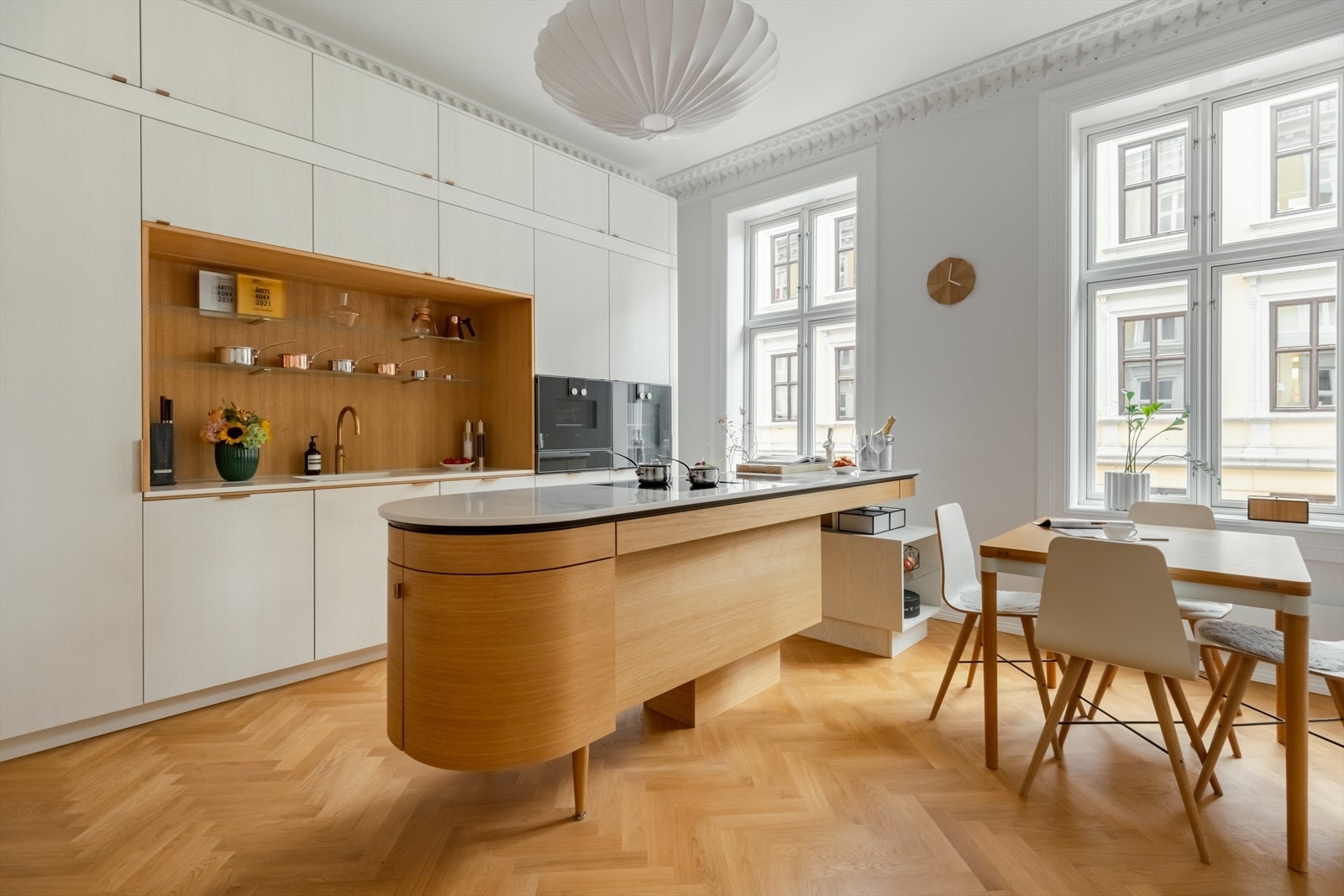 Kjøkkenrommet er lyst og luftig med to store krysspostvinduer som gir rikelig med dagslys. Galleribilde