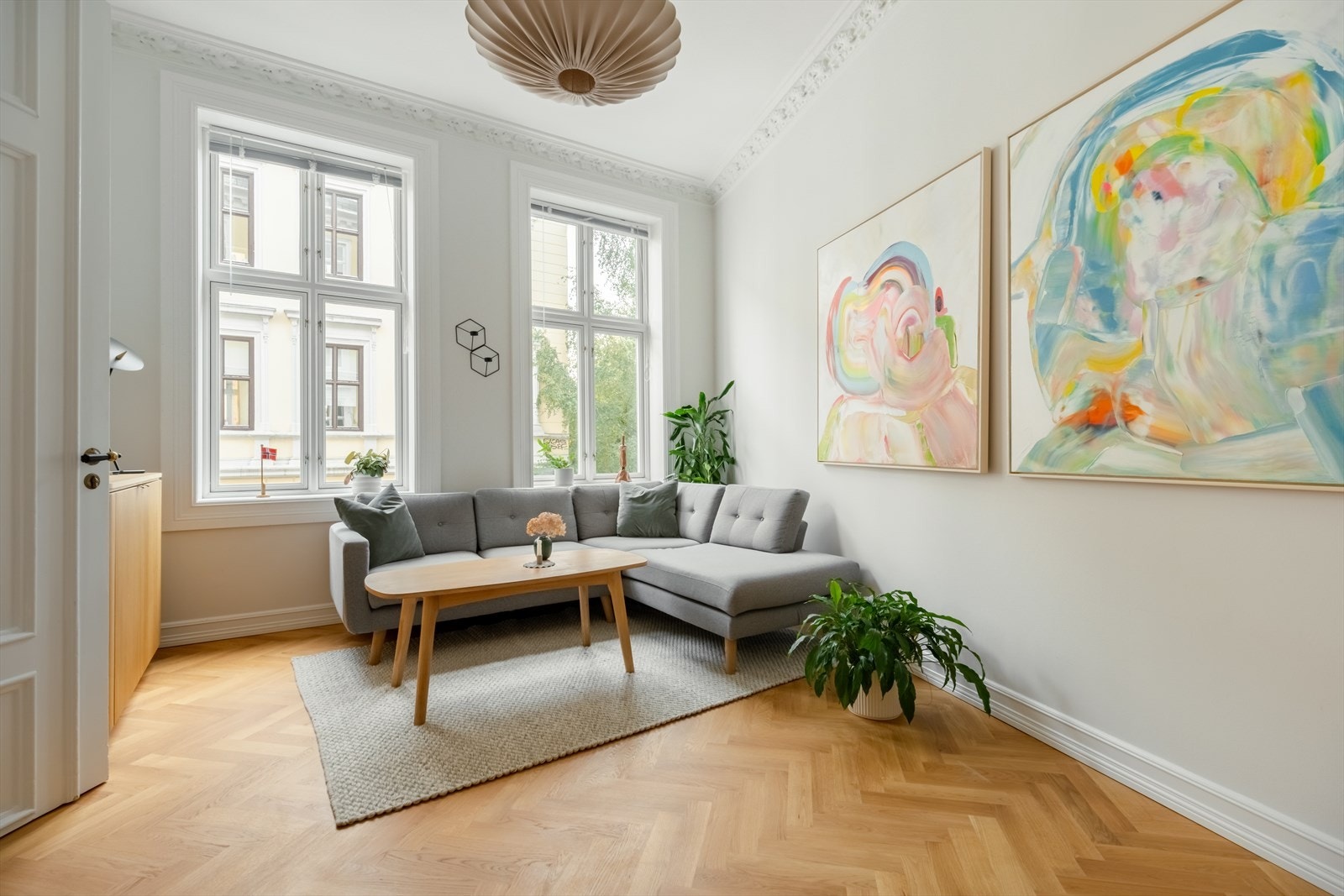 Stuen er åpen og lekker, med mye luft og gode lysforhold via to store krysspostvinduer. Alle vinduer i leiligheten er nye fra 2022. Galleribilde