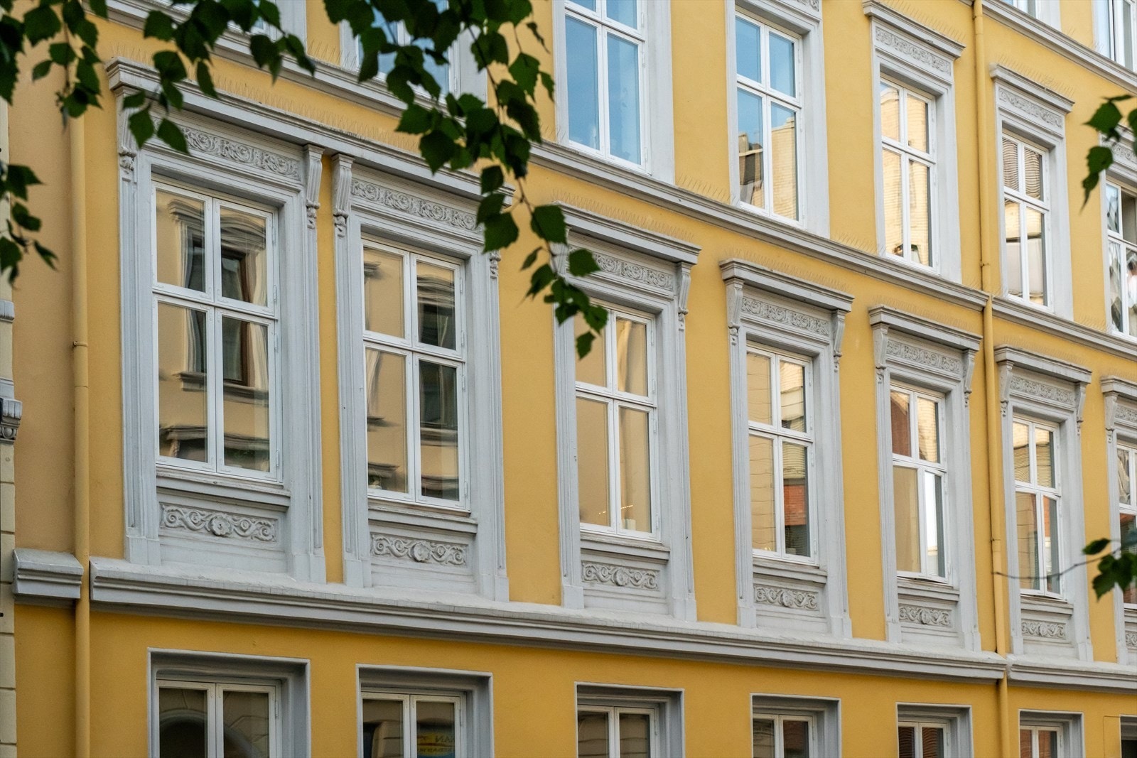 Leiligheten ligger i en fin og sjarmerende bygård fra 1893. Galleribilde