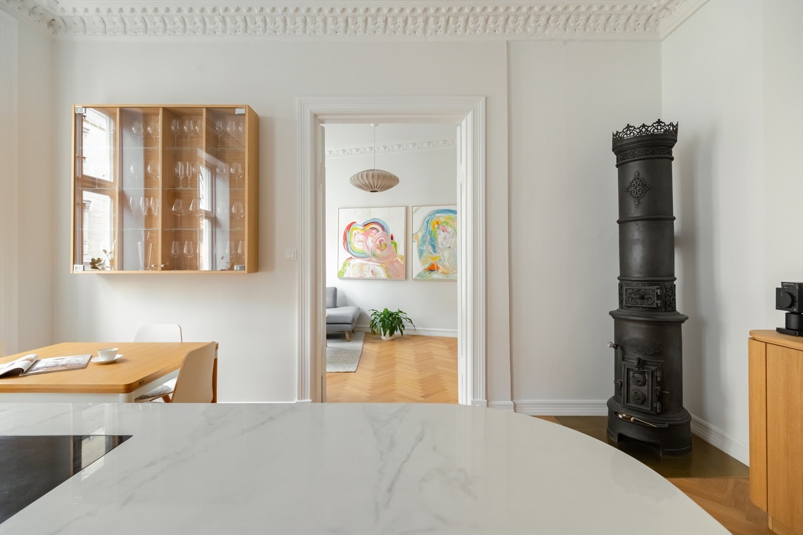 På kjøkkenet er det en støpejernsovn som gir leiligheten et herskapelig særpreg. Galleribilde