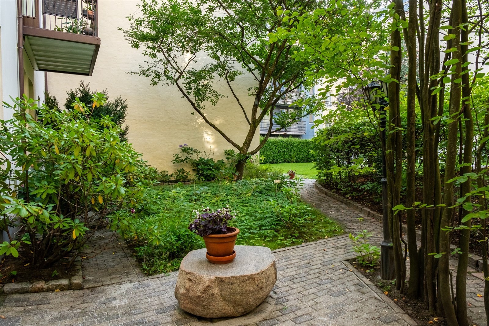 Sameiet har en felles bakgård, pent opparbeidet med grøntarealer og diverse beplantning. Galleribilde