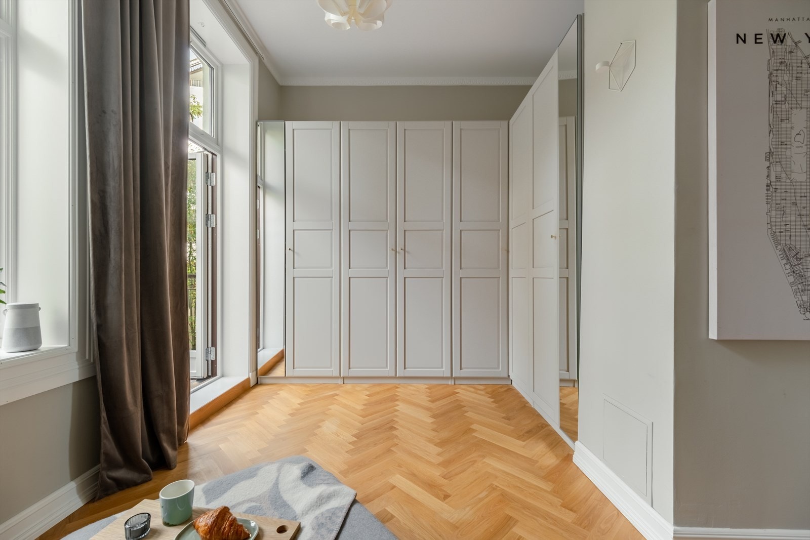 Stort, plassbygd og klassisk garderobeskap gir rikelig med oppbevaringsplass. Galleribilde