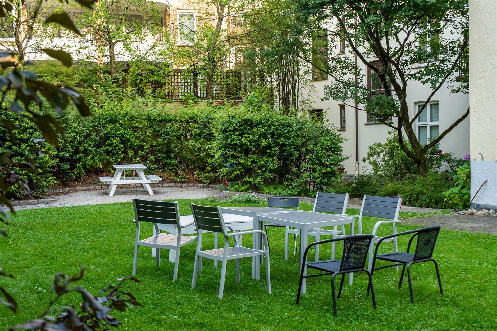 Felles sittegrupper for beboerne i borettslaget. Galleribilde