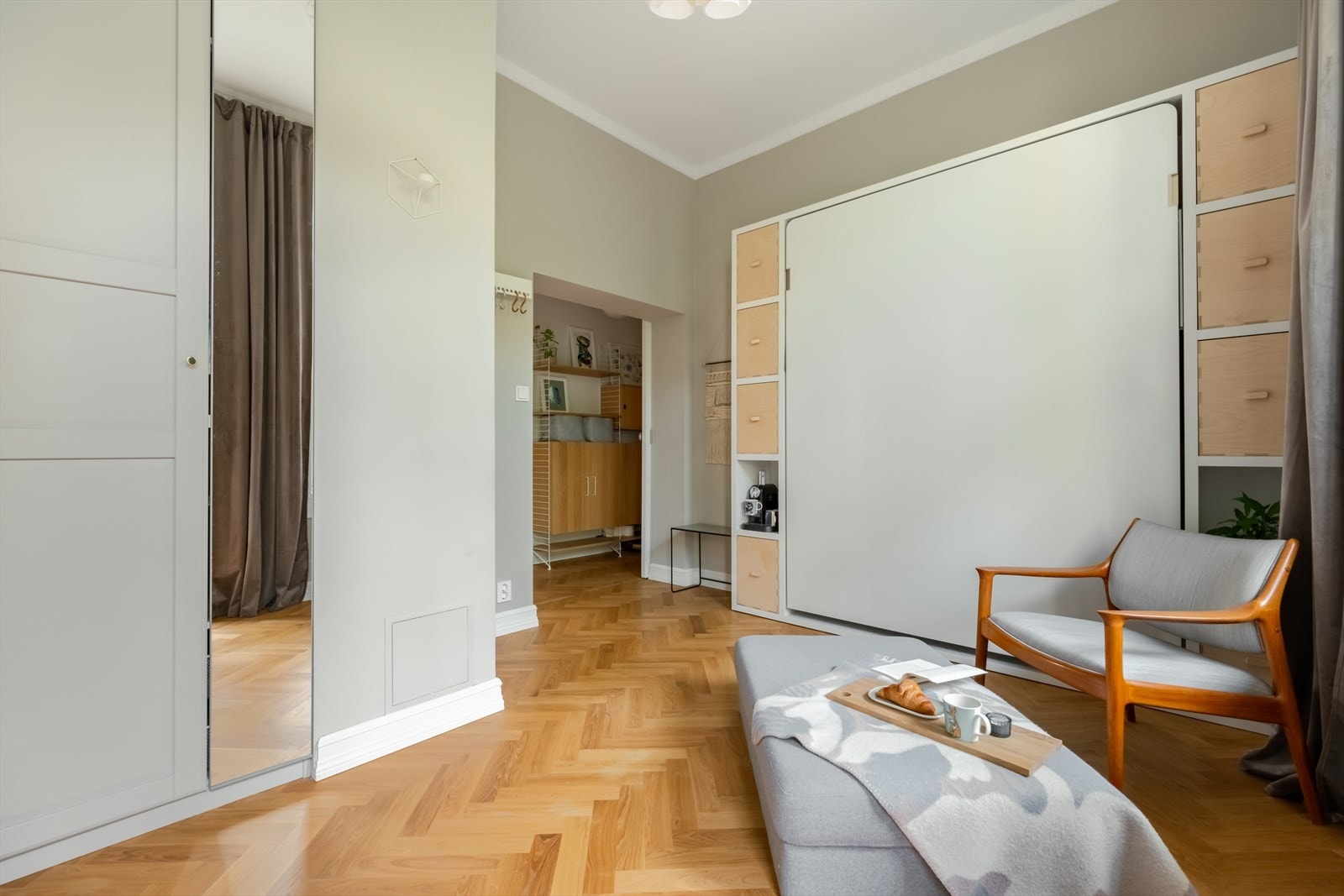 Praktisk innredet med skapseng som gir god utnyttelse av rommet. Galleribilde