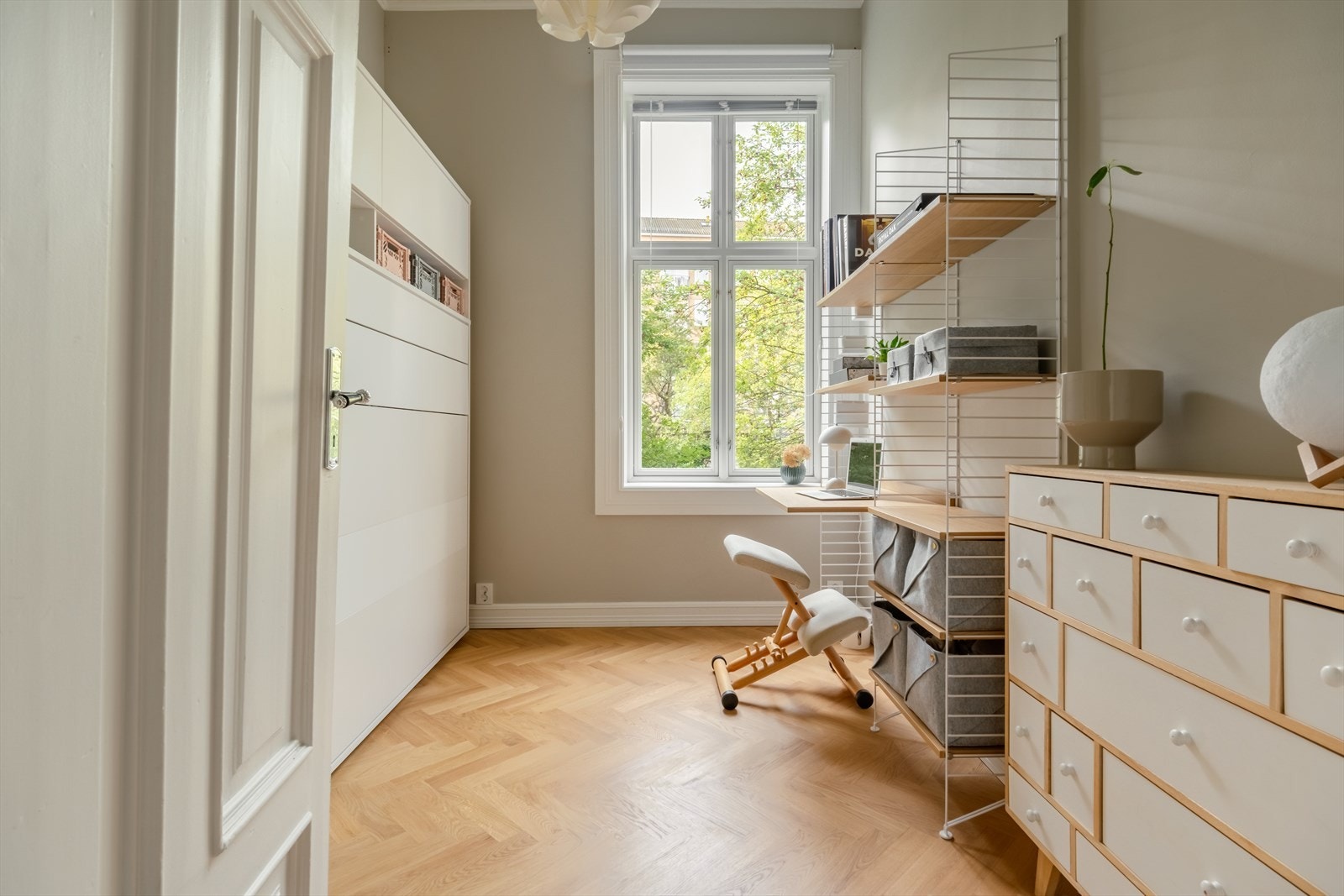 Soverom to er også romslig og innredet med skapseng. Galleribilde