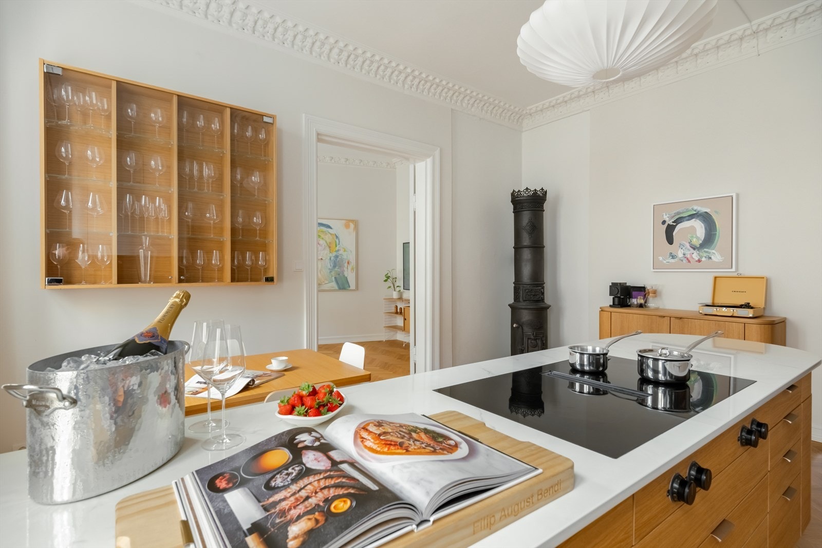 På kjøkkenet er det en stor øy med mye oppbevaringsplass, perfekt for tilberedning av måltider og gode samtaler med middagsgjestene. Galleribilde