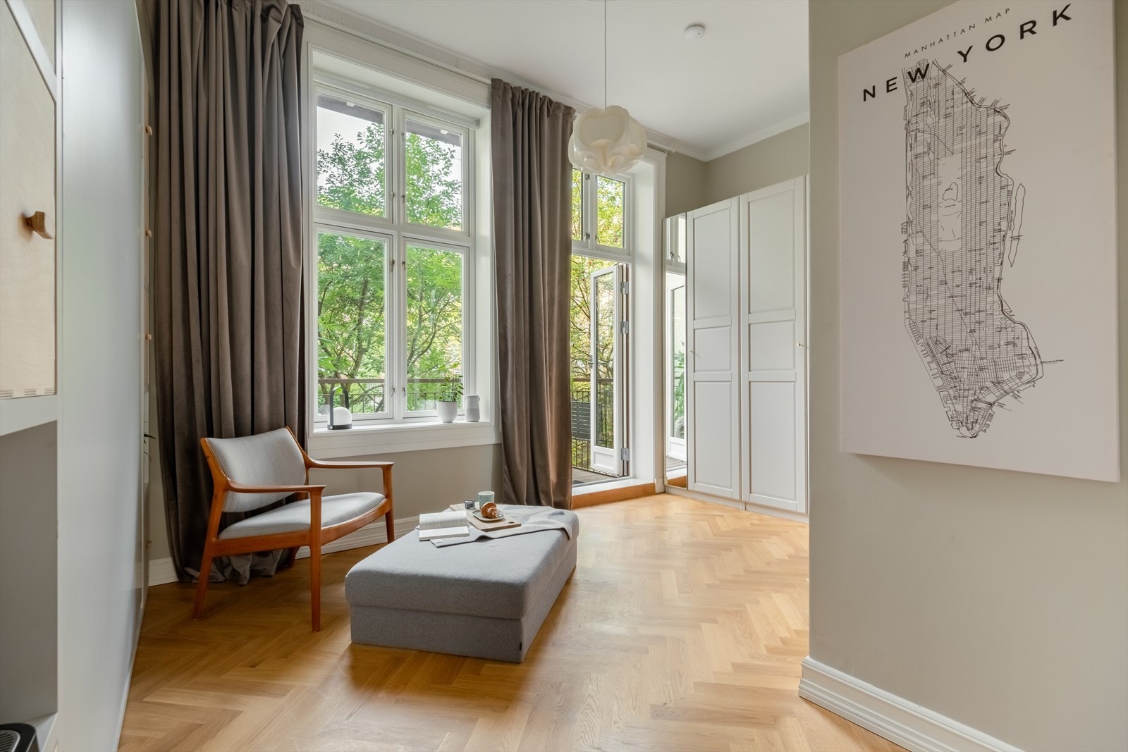 Det største soverommet har store krysspostvinduer og en tofløyet glassdør som tar deg ut til balkongen. Galleribilde