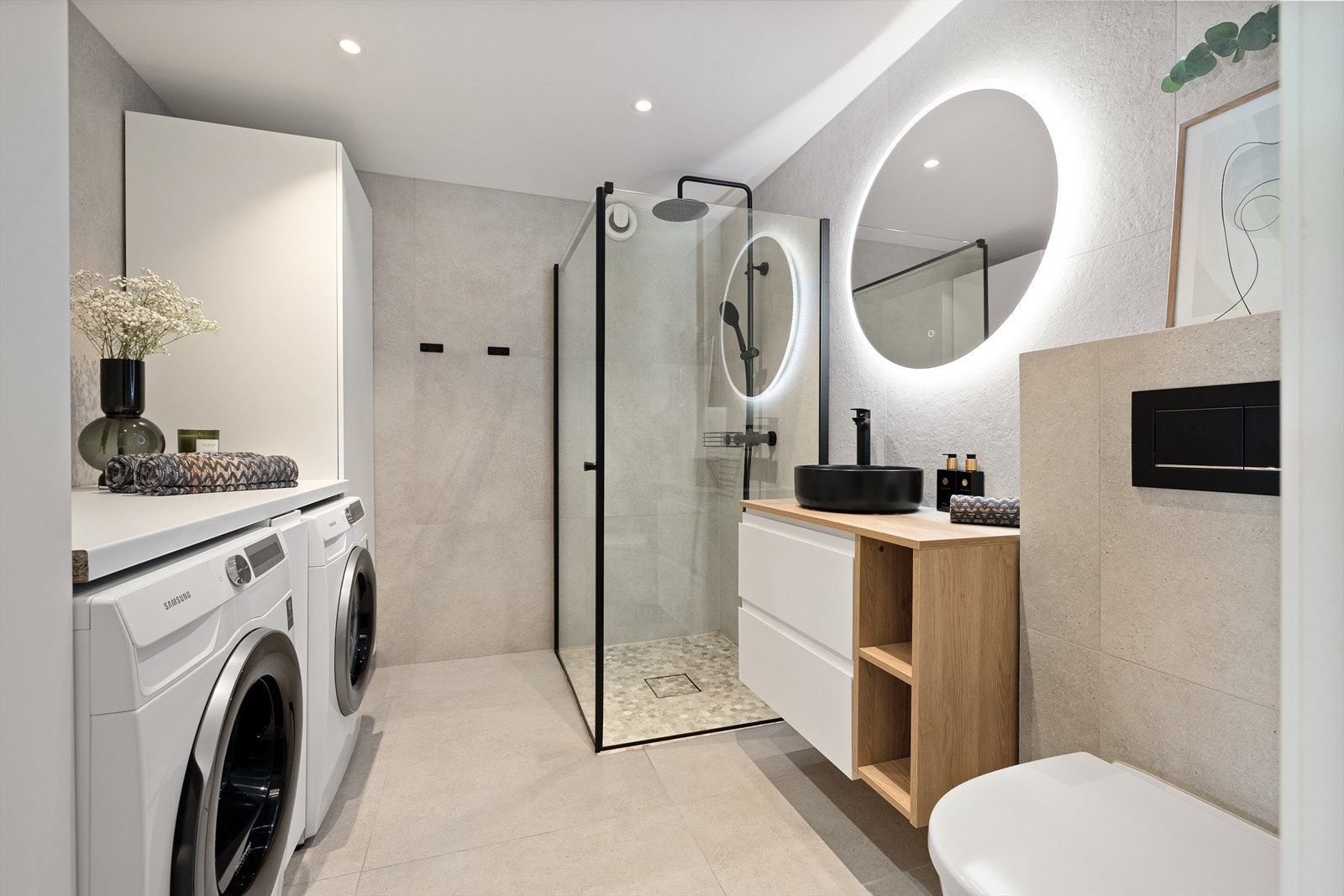 Romslig og rålekkert bad pusset opp i sin helhet i 2023. Badet har tidsriktige, 80x80 fliser, mosaikkfliser i dusjsonen, behagelig gulvvarme og dimbare LED-spotter i himling. Galleribilde