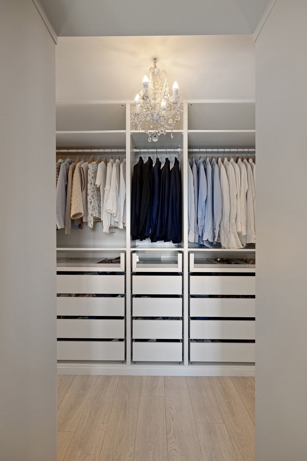 Soverommet har eget walk-in closet. Galleribilde