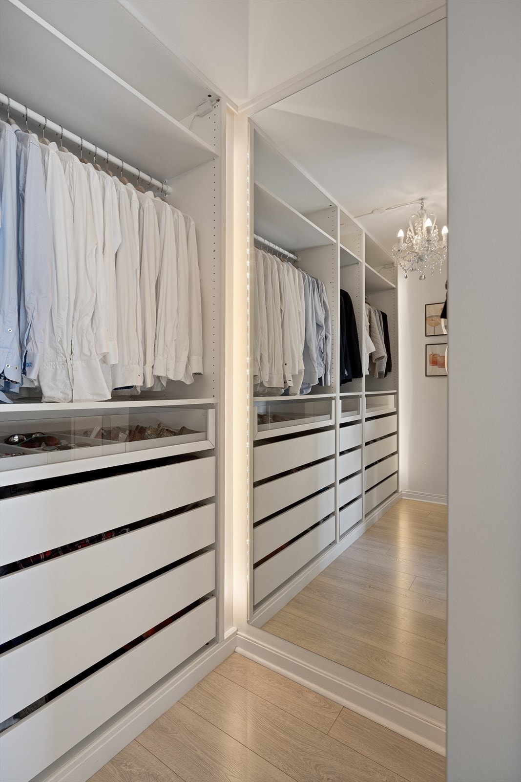 Her er det masse lagringsplass. I tillegg disponerer leiligheten en loftsbod og en kjellerbod. Galleribilde