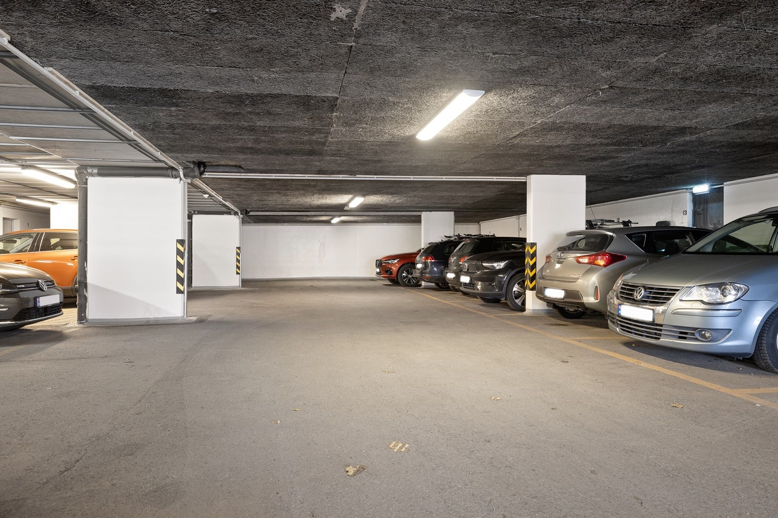 Det er mulighet for leie av parkeringsplass i felles garasjeanlegg. Det er 19 plasser og 24 leiligheter i borettslaget. Galleribilde