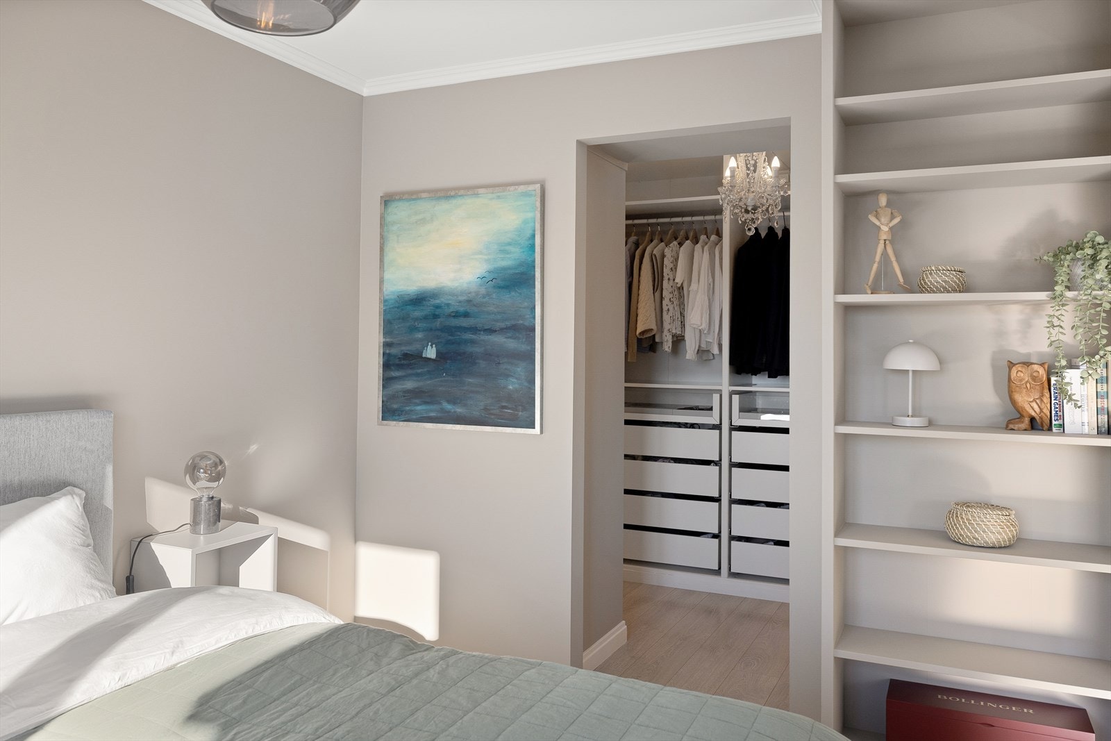 Bokhylle malt i samme farge som veggen er en fin detalj i rommet. Her er det plass til både planter og dekor. Galleribilde