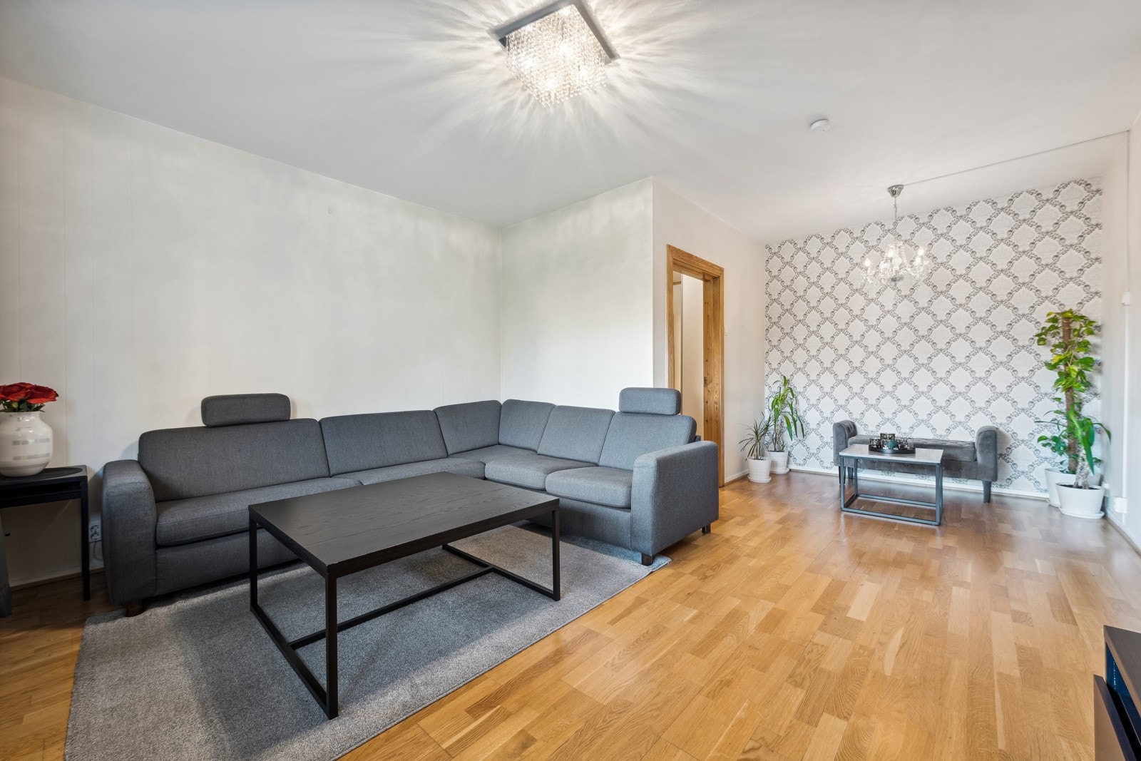 Eik parkett på gulv og vegger holdt i lys farge. Galleribilde