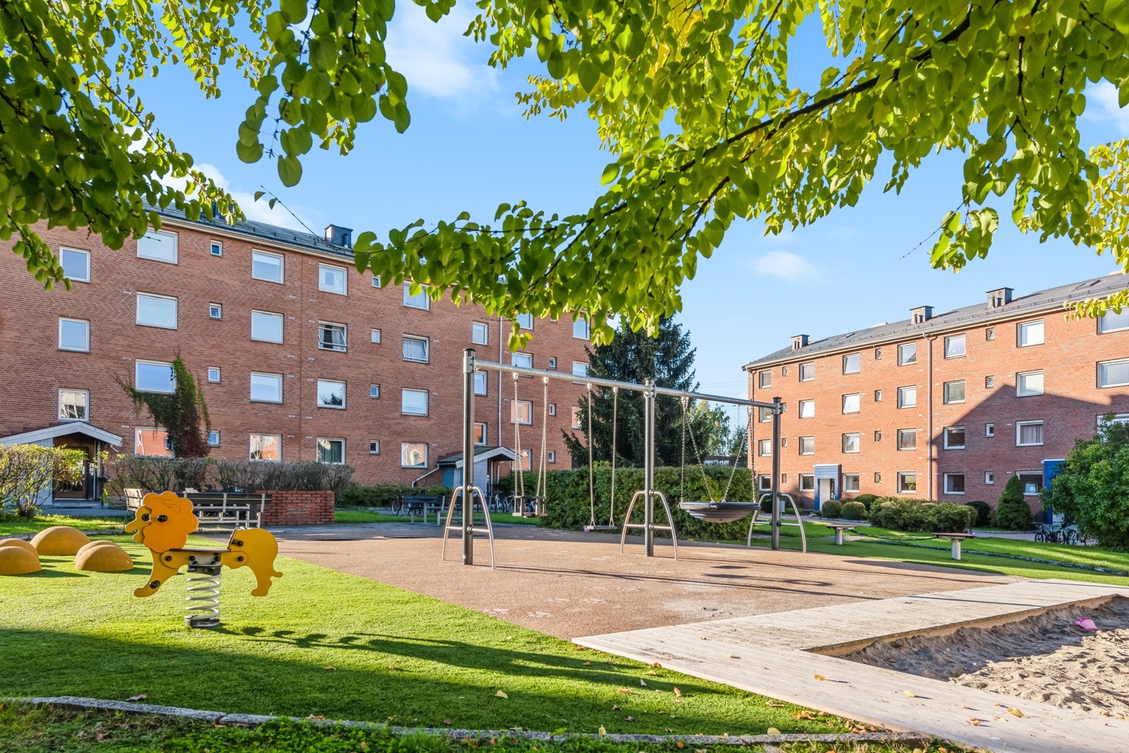 På Ulven tar de godt vare på både barn og voksne. Uteområdene har fine lekeområder og sittegrupper. Galleribilde