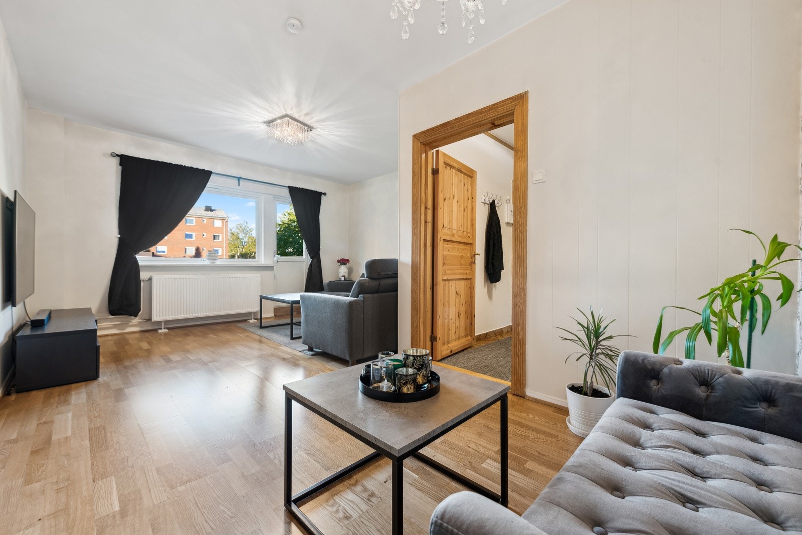 Stuen er lett å møblere, her kan du ha både salong og spisestue om du ønsker. Galleribilde