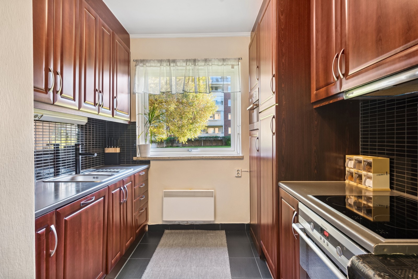 odern Box kjøkkeninnredning fra ca 2007, laminat benkeplate, fliser over kjøkkenbenk. Godt med både skap-og benkeplass. Galleribilde