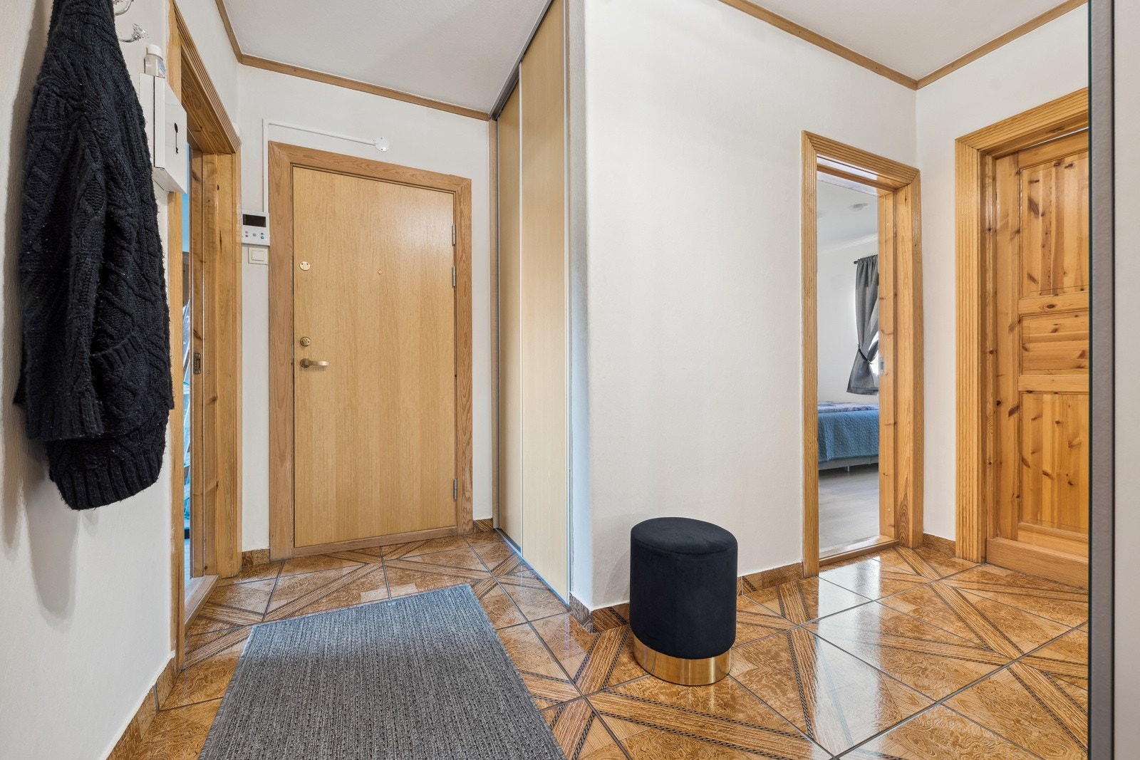 Romslig entré. Isolert entredør. Dørcalling med videoskjerm. Galleribilde