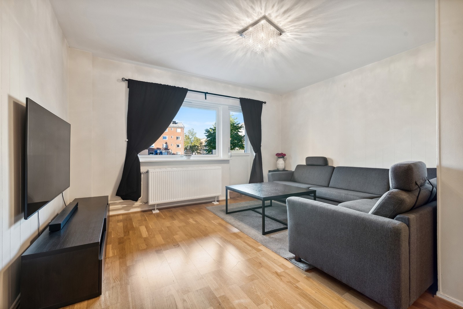 Store vindusflater og dør ut mot balkongen fra stuen. Vinduer og balkongdør fra 2022. Galleribilde