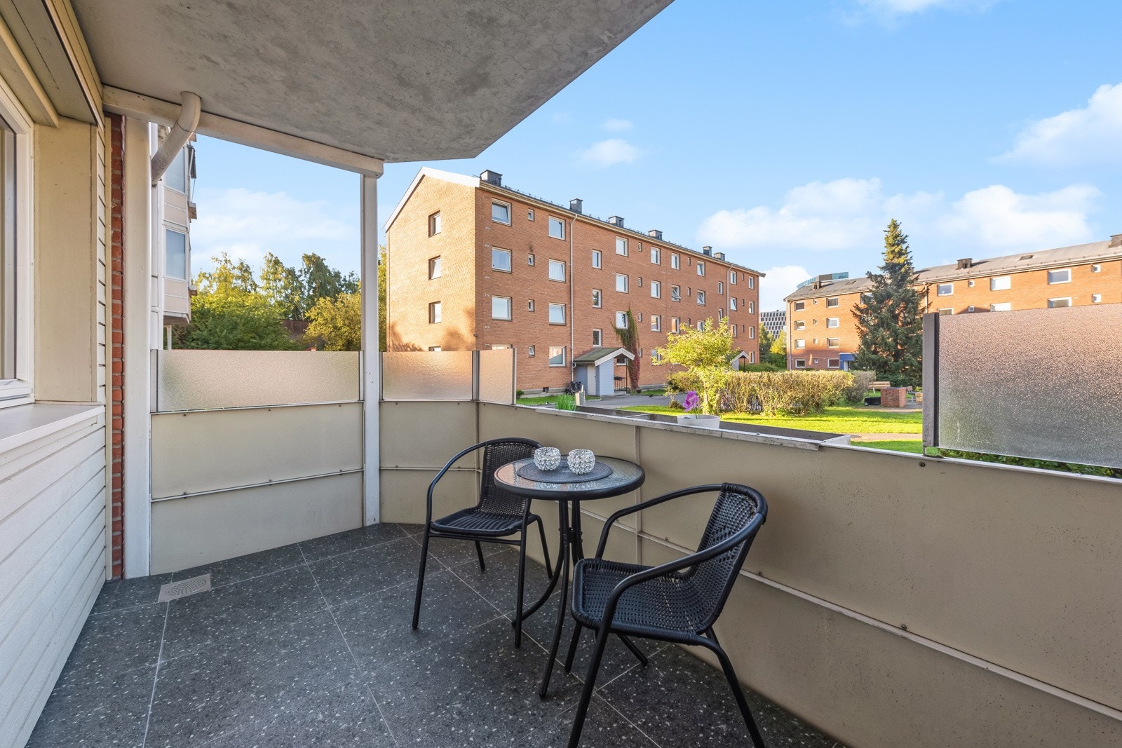 Romslig og overbygget balkong i høy 1. etasje som vender ut mot stille fellesområder. Galleribilde