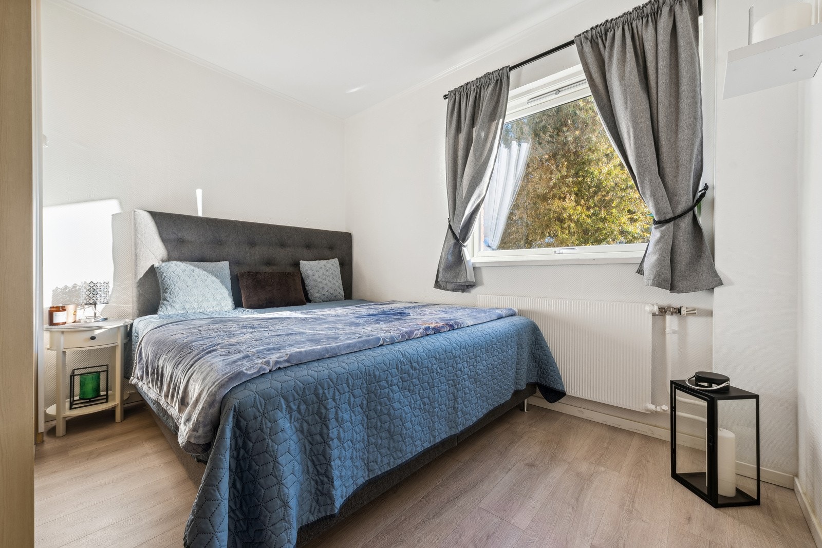 Romslig hovedsoverom med god plass til dobbelseng med tilhørende møblement. Vindu fra 2022. Galleribilde