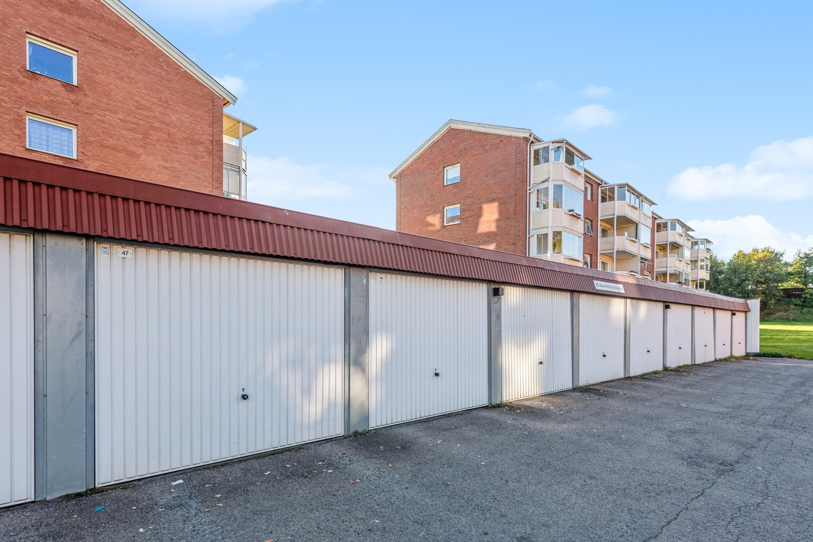 Selger eier i dag en egen garasje i frittstående lag som kan kjøpes etter avtale med selger. Galleribilde