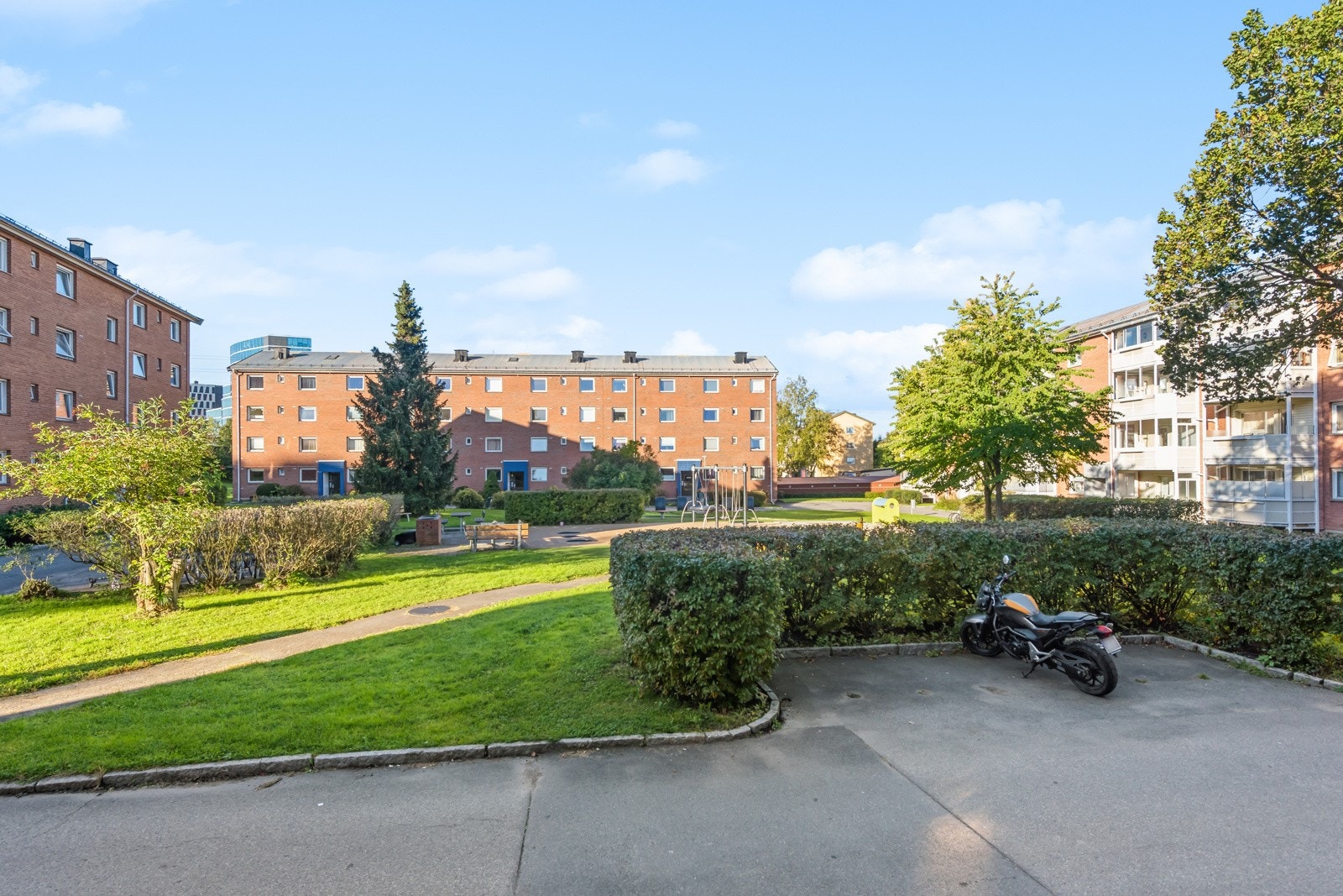 Utsikt fra balkongen til velstelte fellesområder. Galleribilde