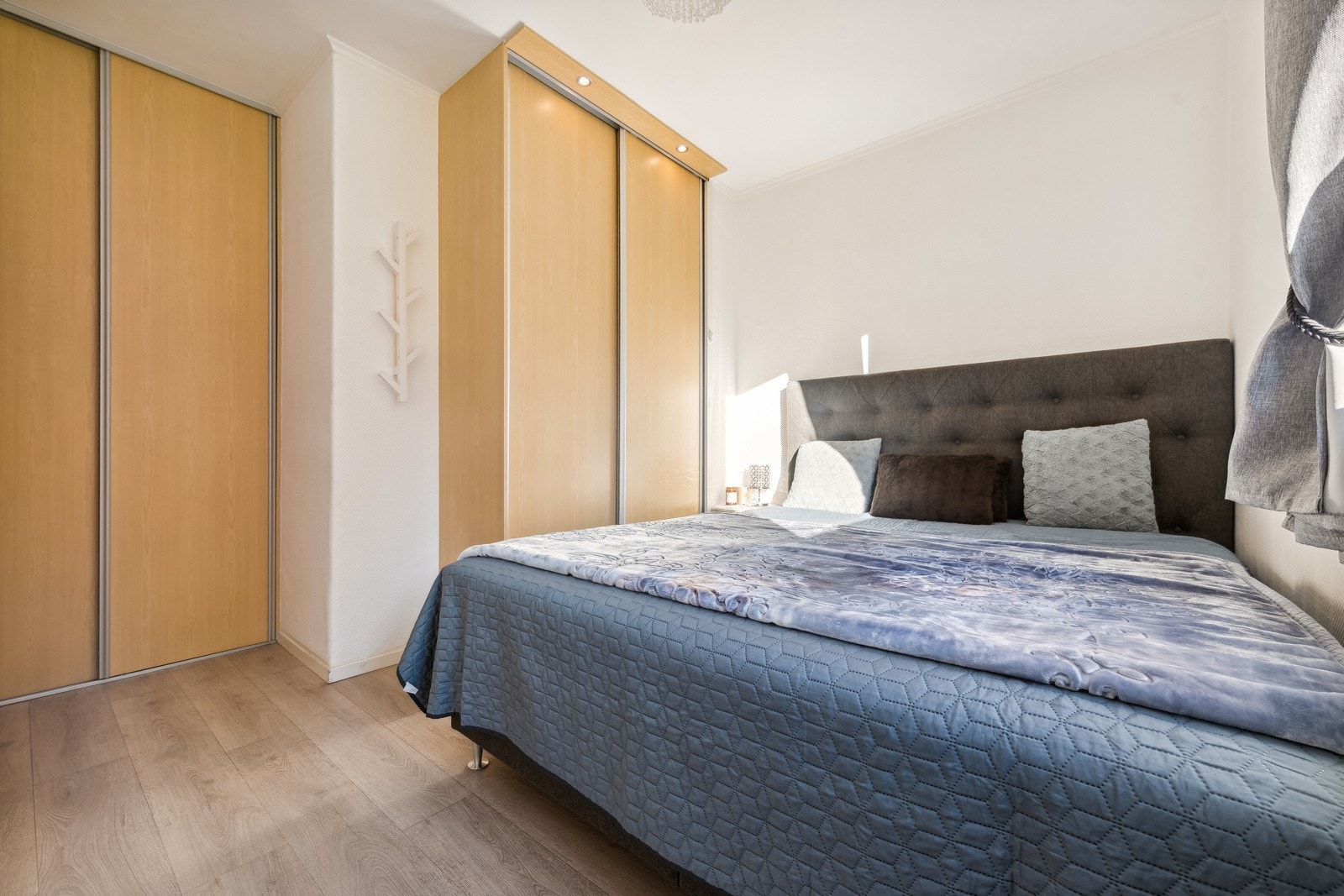 Hovedsoverommet har særdeles godt med garderobeskap. Doble takhøye skyvegarderober. Galleribilde