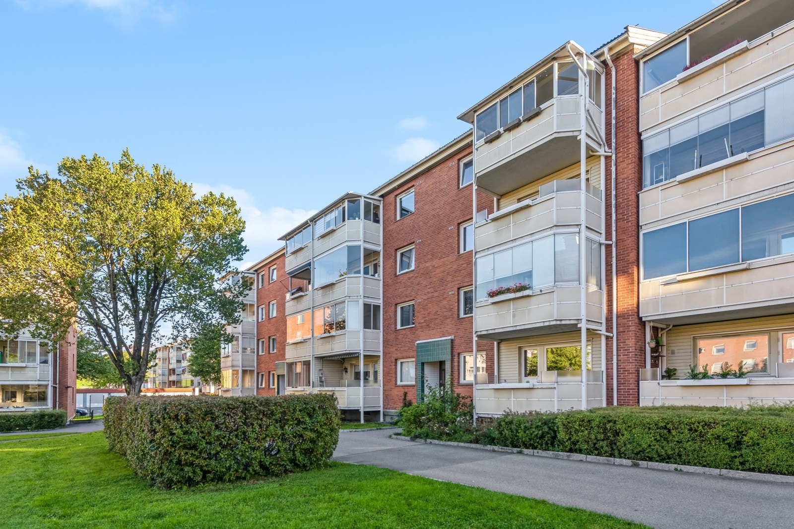 Godt vedlikeholdt bygningsmasse i Ulven borettslag med velstelte og fine uteområder. Galleribilde