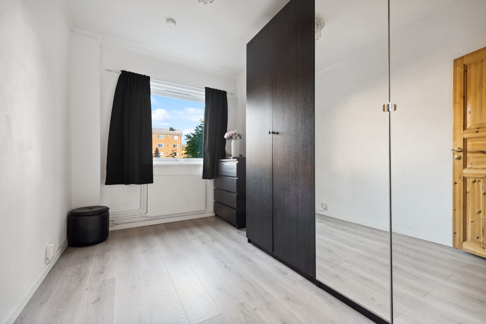 Soverom 2 har blitt nyttet som gjesterom. Det kan være et fint kontor eller barnerom. Hel vegg med garderobeskap, delvis med speil i front. Galleribilde