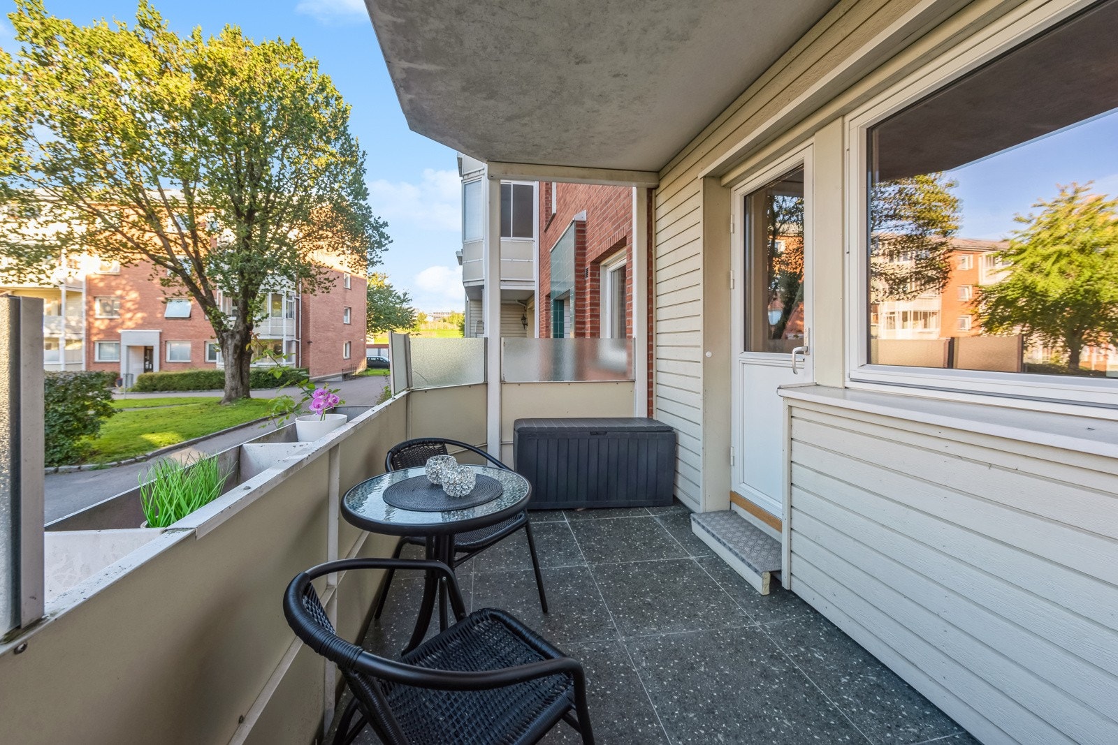 Lag din egen oase av møbler og blomster og nyt både solrike dager og lune kvelder på egen balkong. Galleribilde