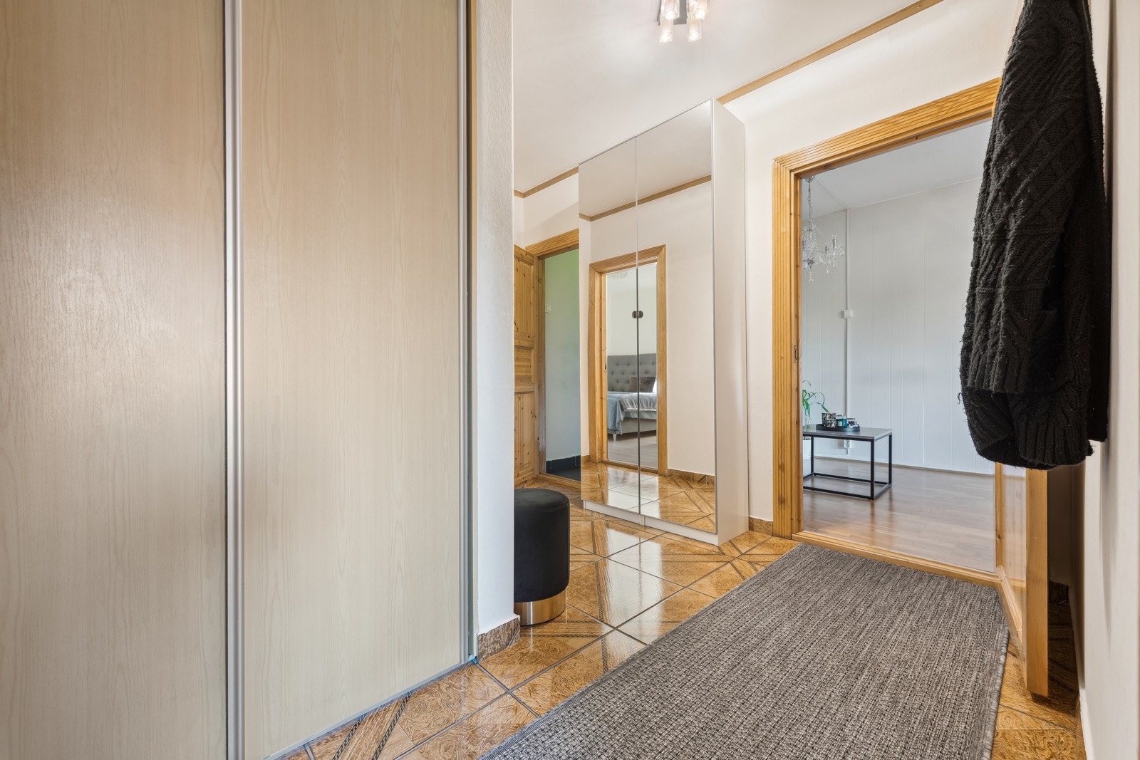 Entreén er et hyggelig rom å ønske venner og familie velkommen. Takhøye skyvedørsgarderober. Galleribilde