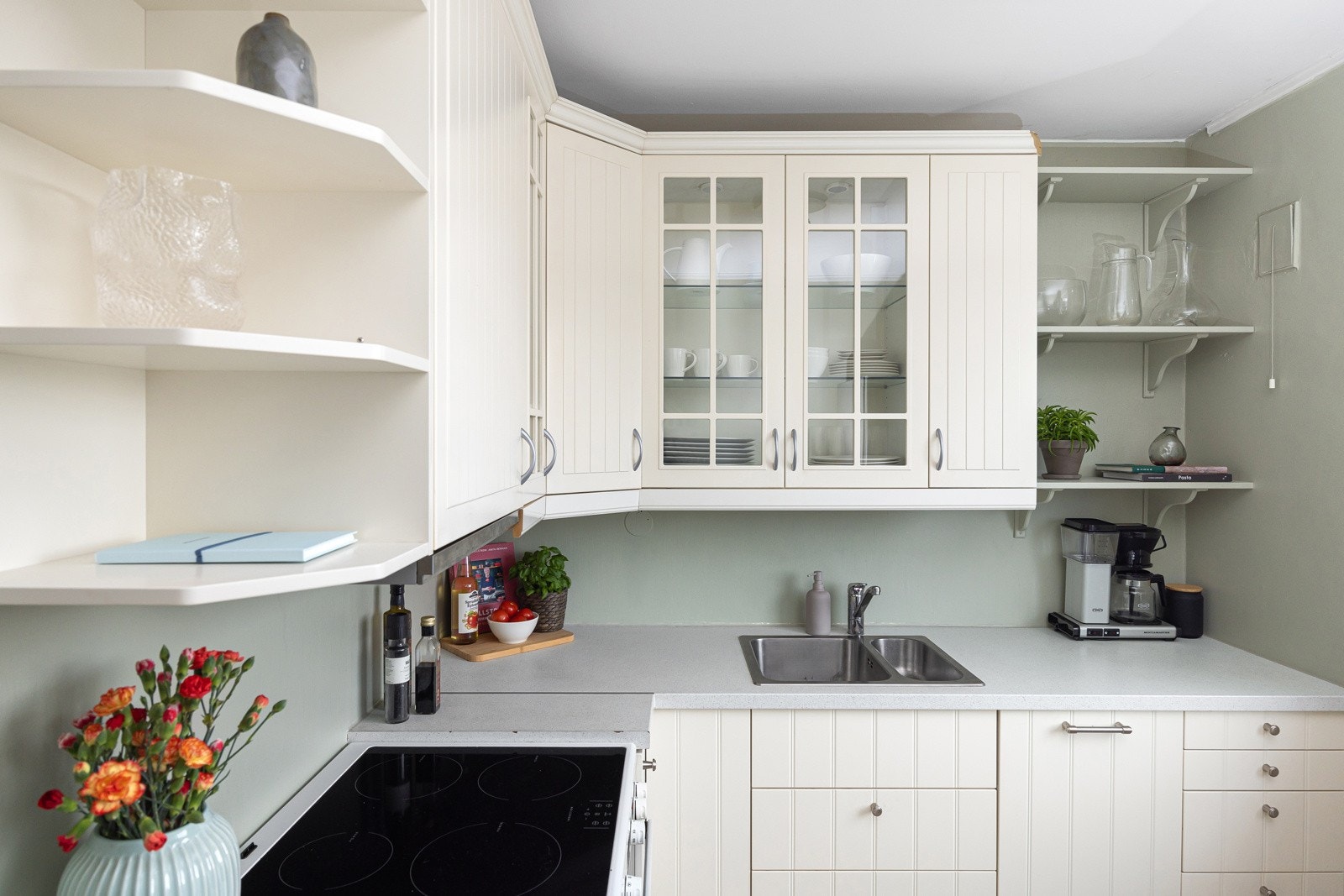 Godt med skap- og benkeplass. Galleribilde