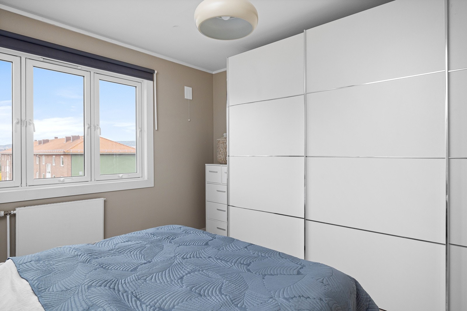 Godt med oppbevaringsplass i garderobeskap. Galleribilde