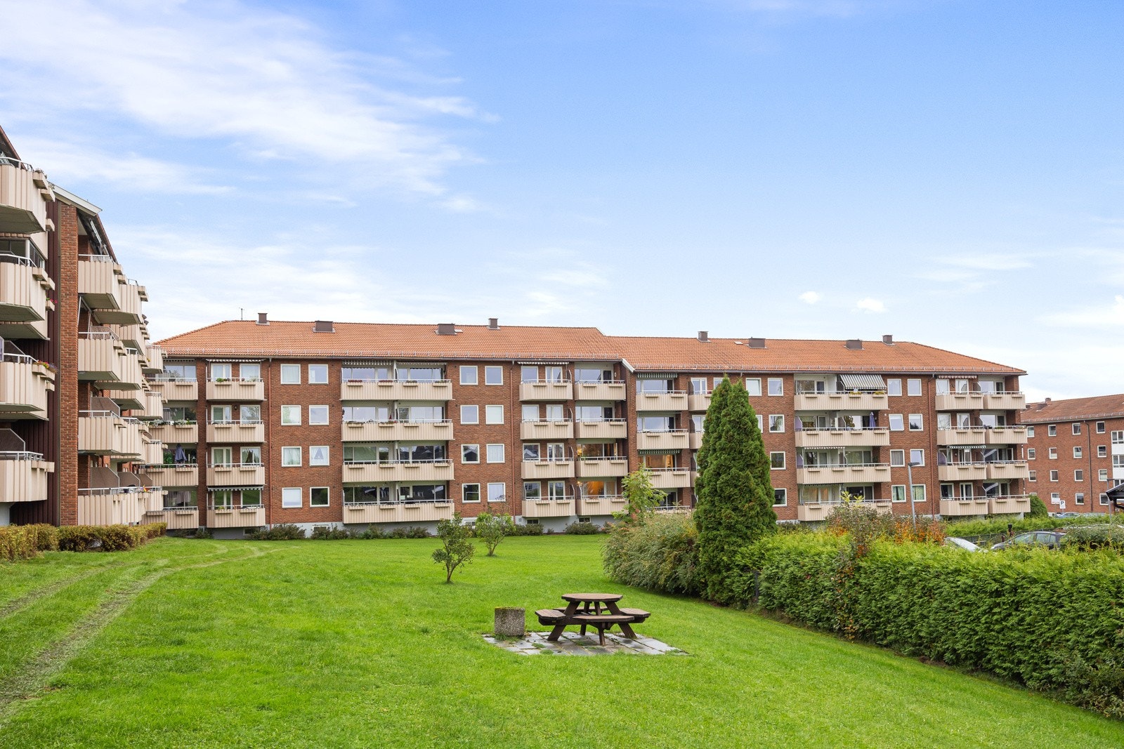 Uteområdet er pent opparbeidet med sittegrupper og grøntareal. Galleribilde