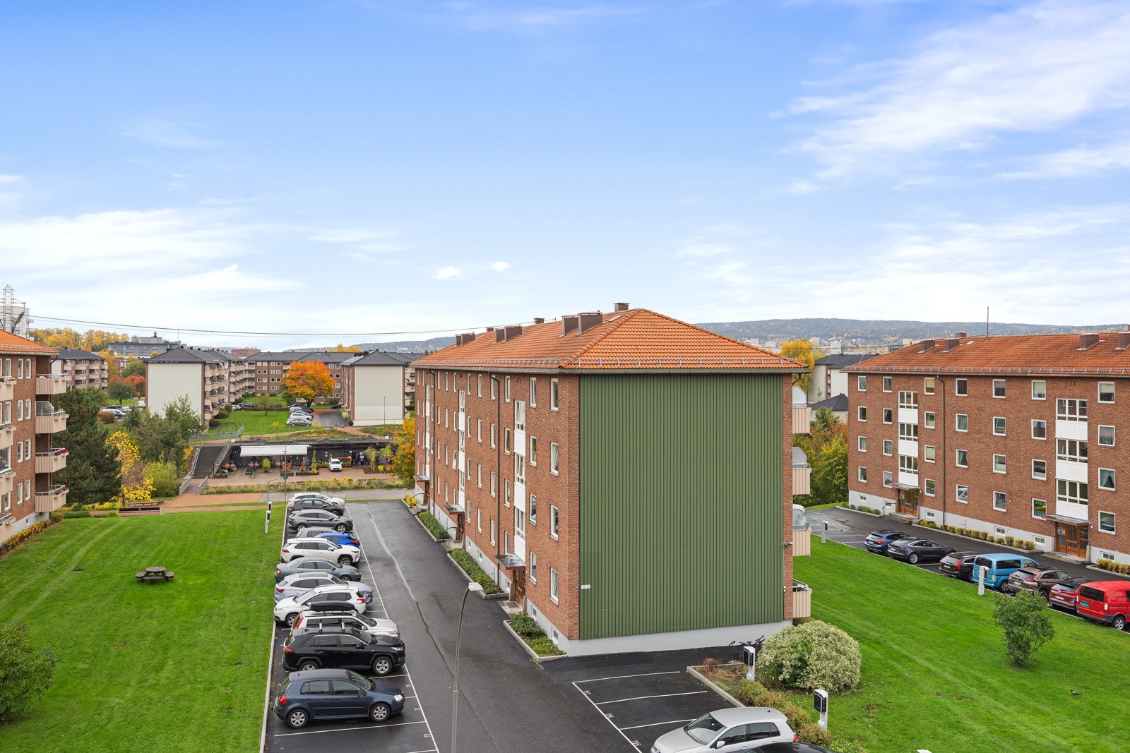 Utsikt fra kjøkkenet mot Bjerkedalen Park. Borettslaget har parkeringsplasser og garasjeplasser som leies ut etter (kort) venteliste. Galleribilde