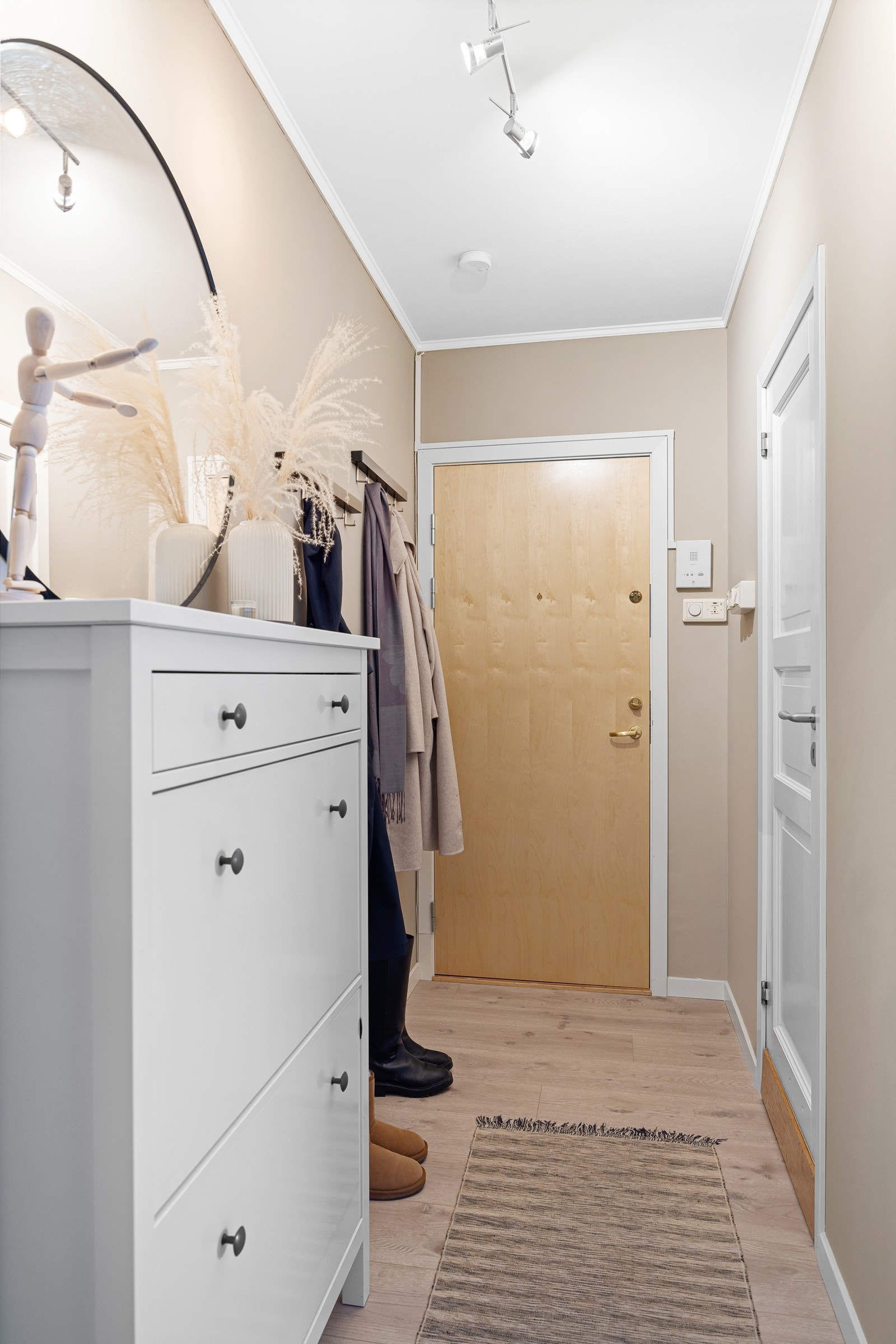 Lys og praktisk entrè med plass til oppbevaring av yttertøy. Galleribilde